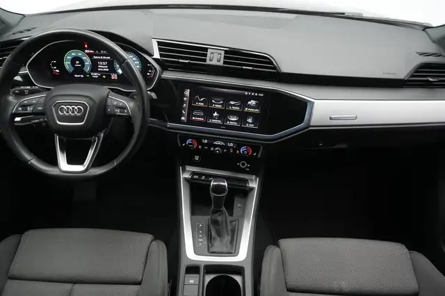Audi Q3 view 15