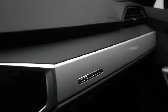 Audi Q3 view 25