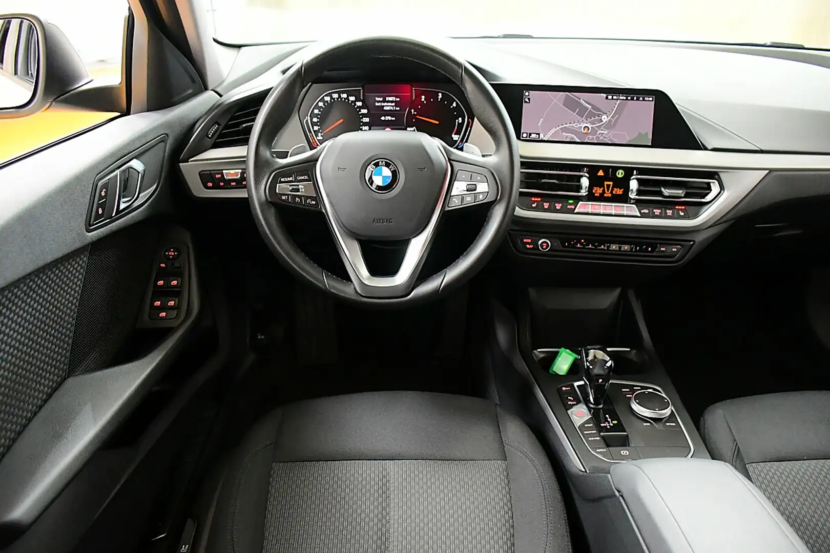 BMW 118 d Aut. Weiß - 2