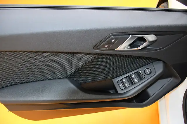 BMW 1 Series view 10