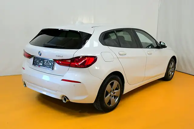 BMW 1 Series view 3