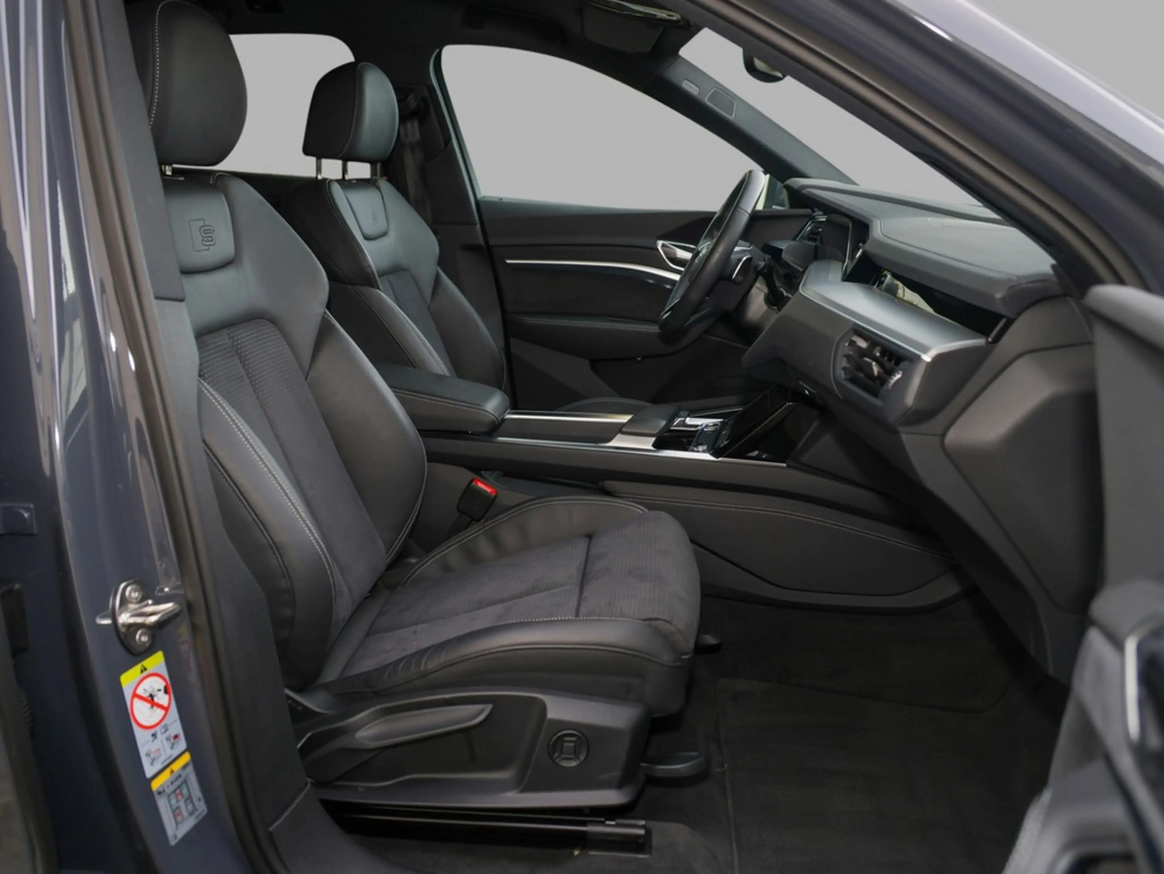 Audi Q8 S line 50 e-tron quattro — photo 11