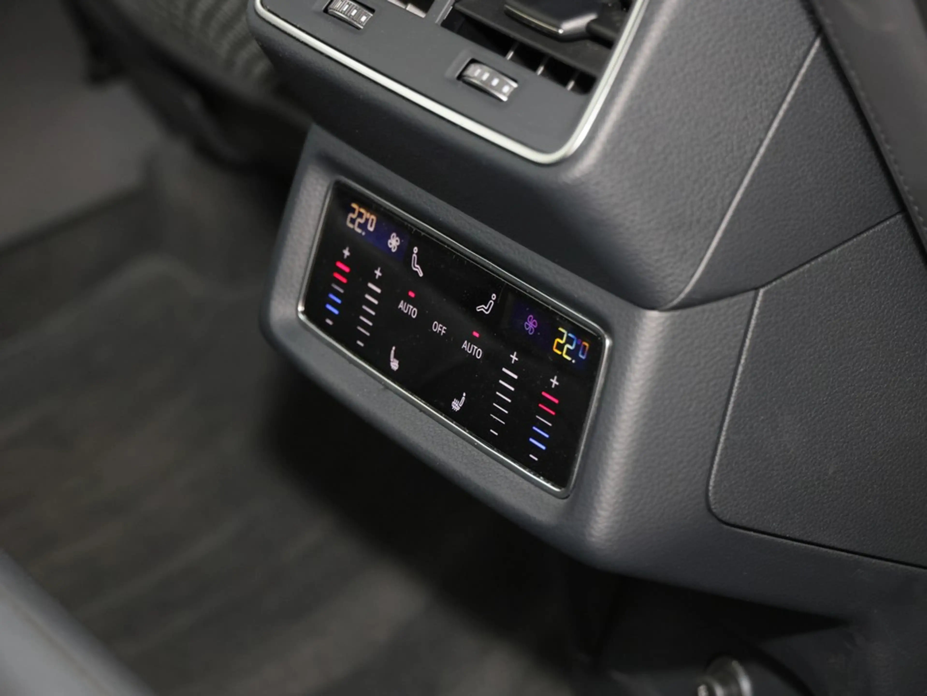 Audi Q8 S line 50 e-tron quattro — photo 13