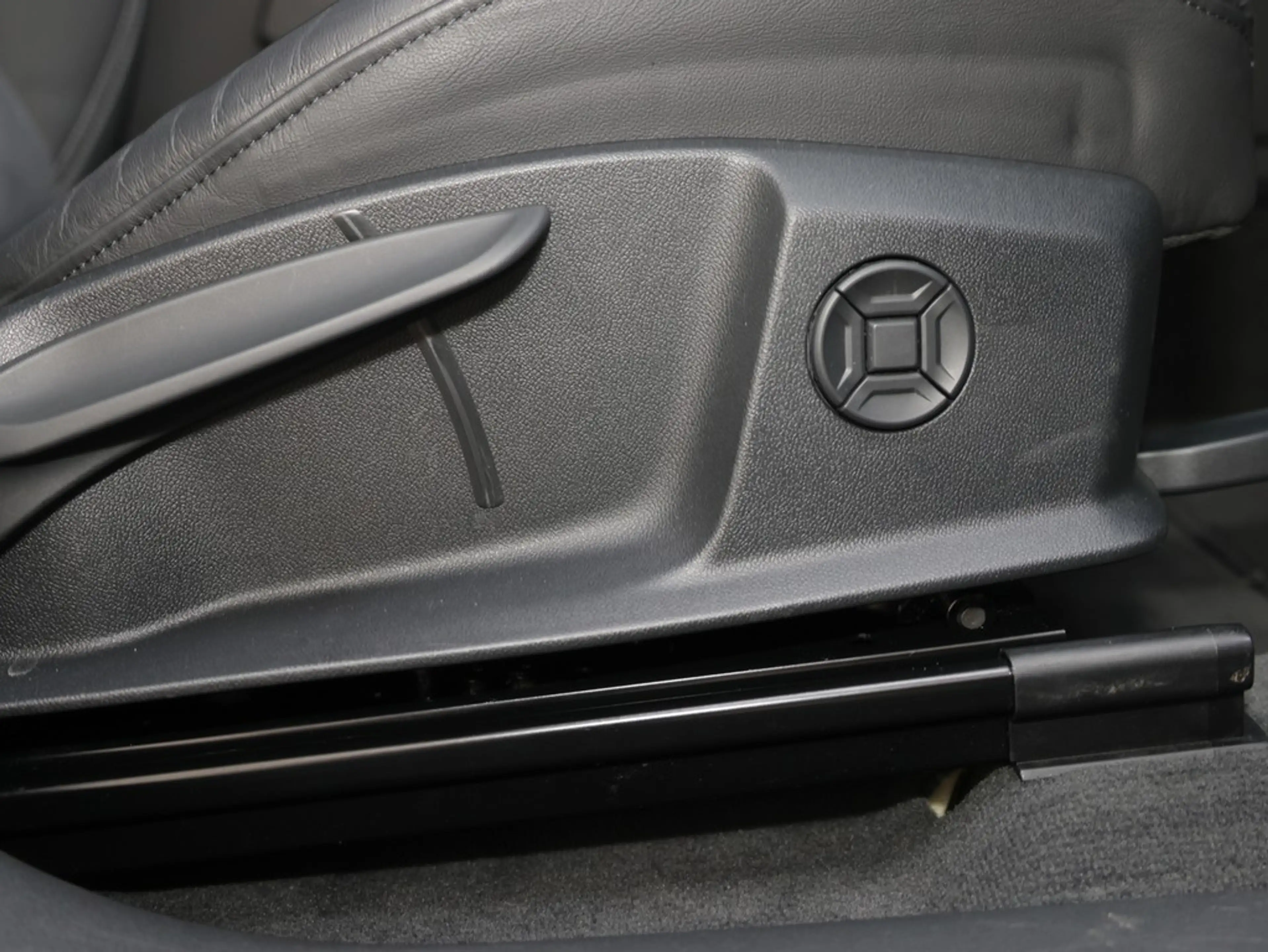 Audi Q8 S line 50 e-tron quattro — photo 10