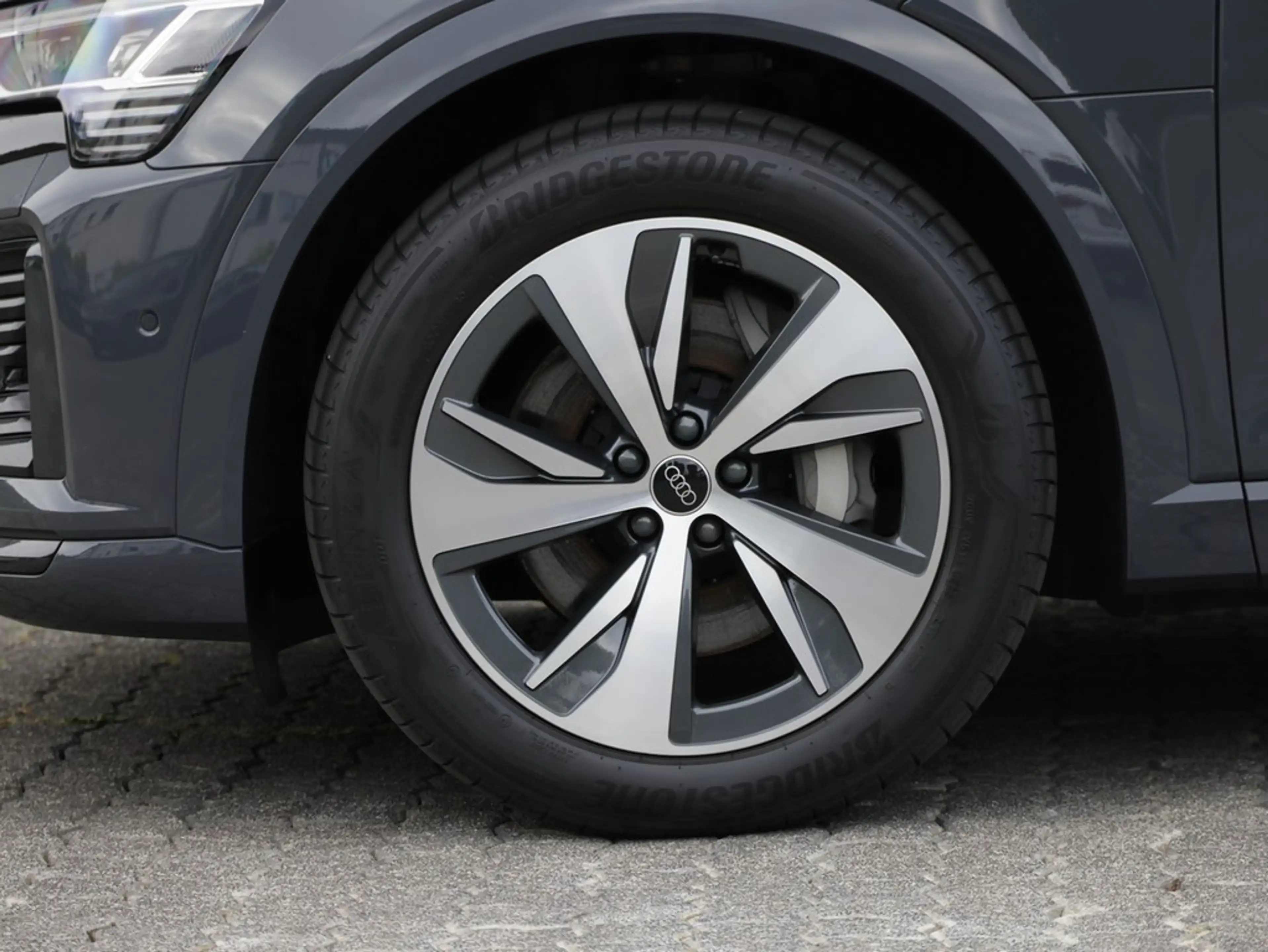 Audi Q8 S line 50 e-tron quattro — photo 5