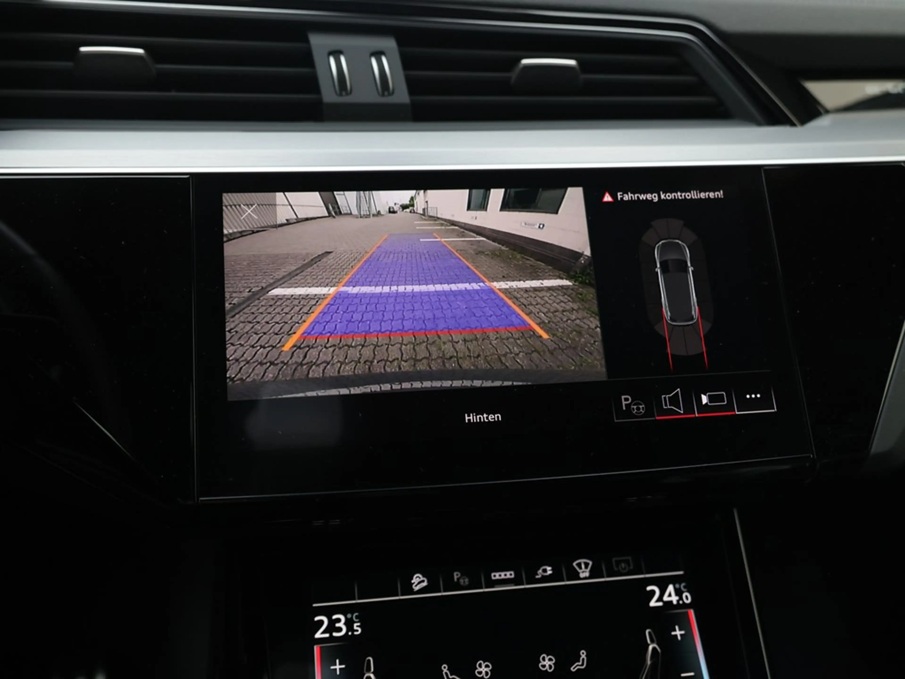 Audi Q8 S line 50 e-tron quattro — photo 7