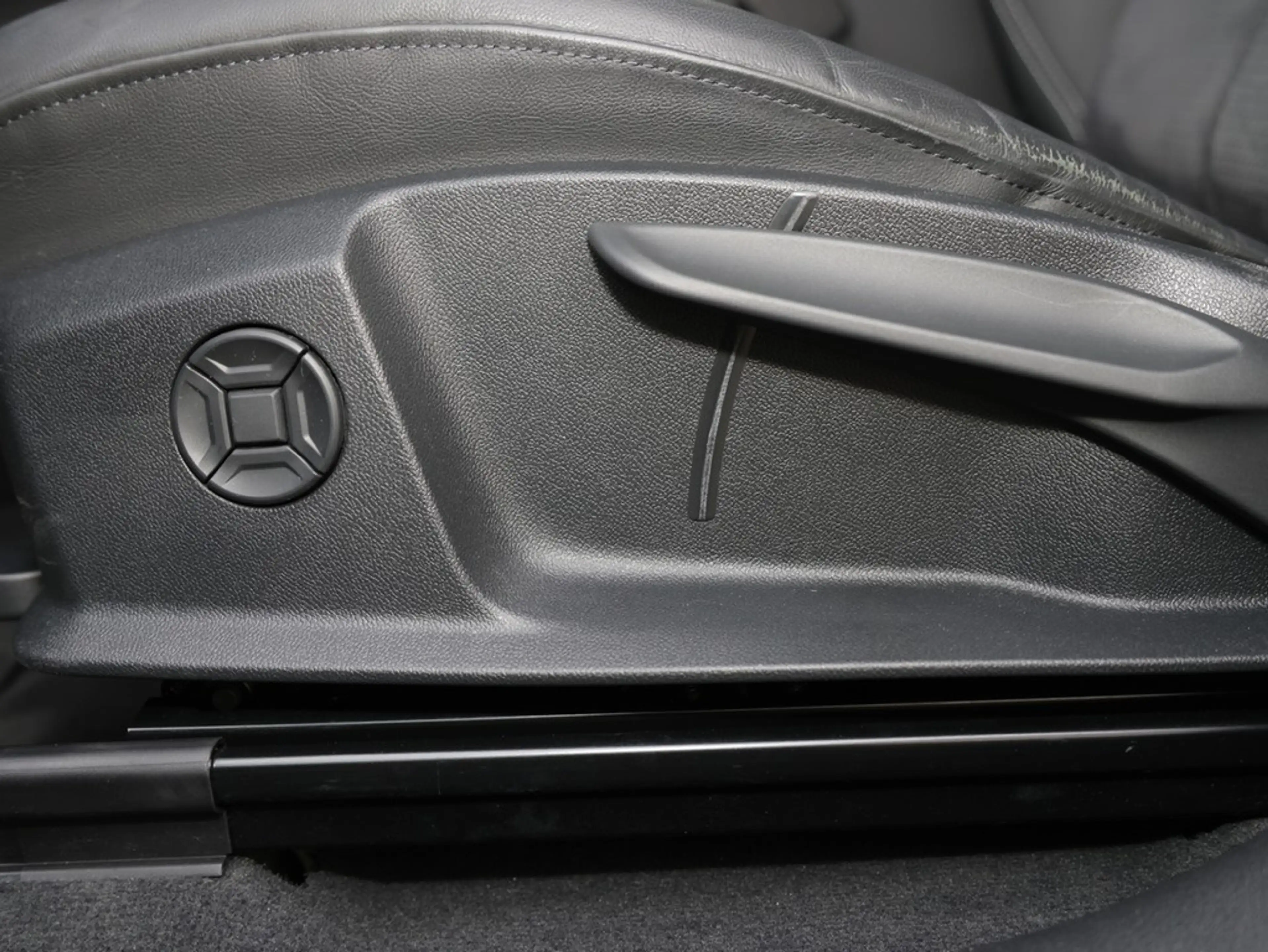 Audi Q8 S line 50 e-tron quattro — photo 9