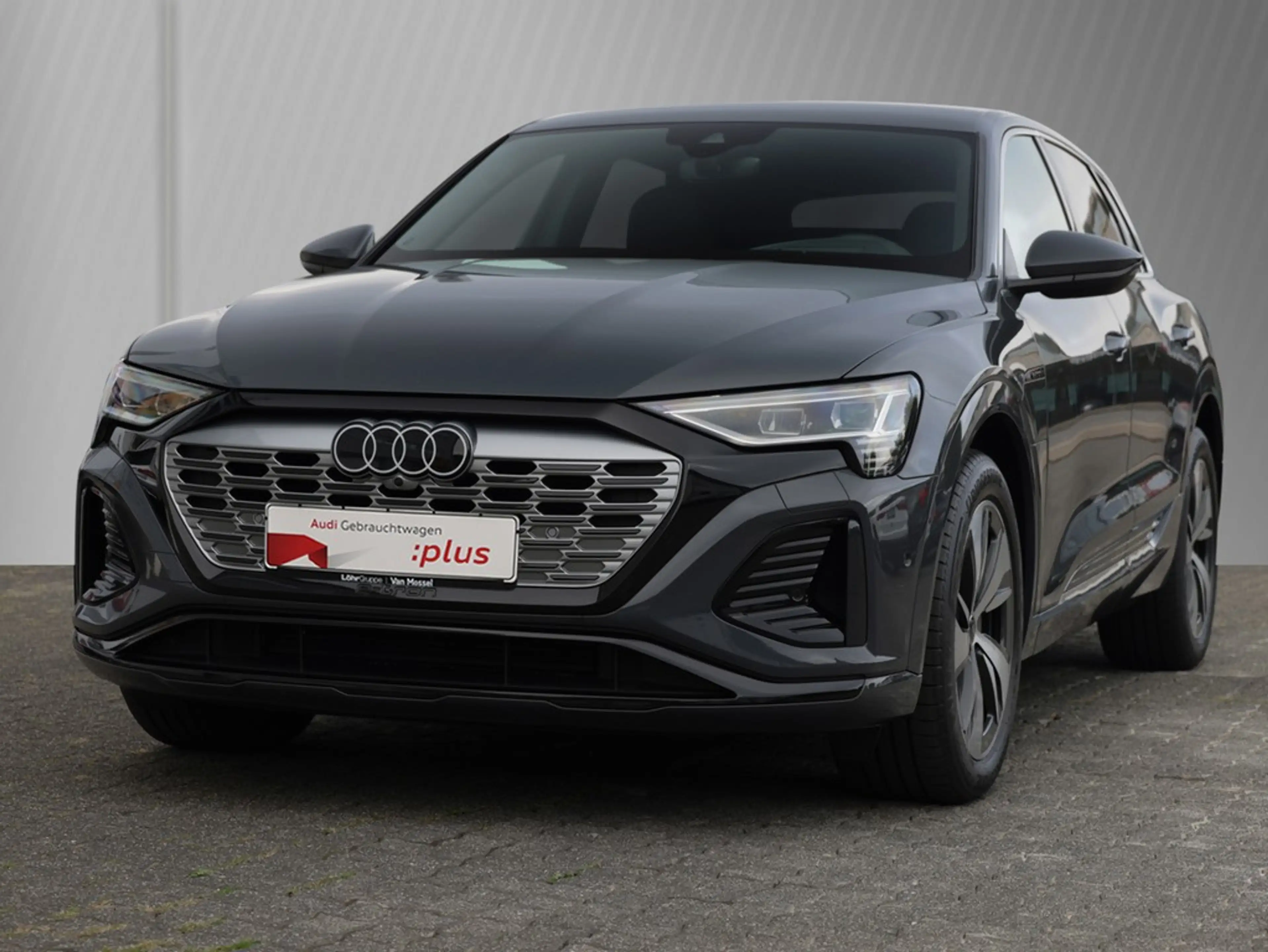 Audi Q8 S line 50 e-tron quattro — photo 2