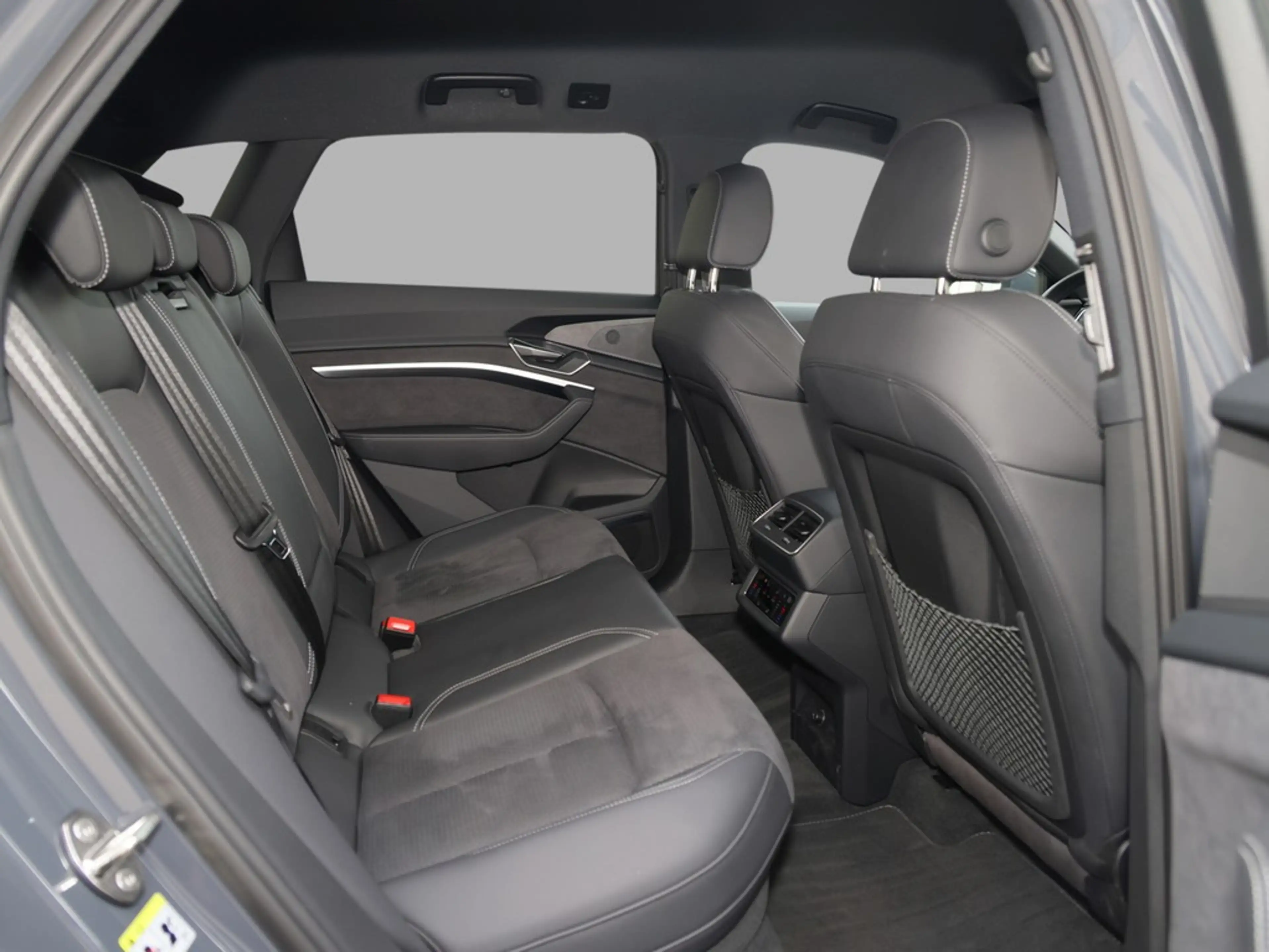 Audi Q8 S line 50 e-tron quattro — photo 12
