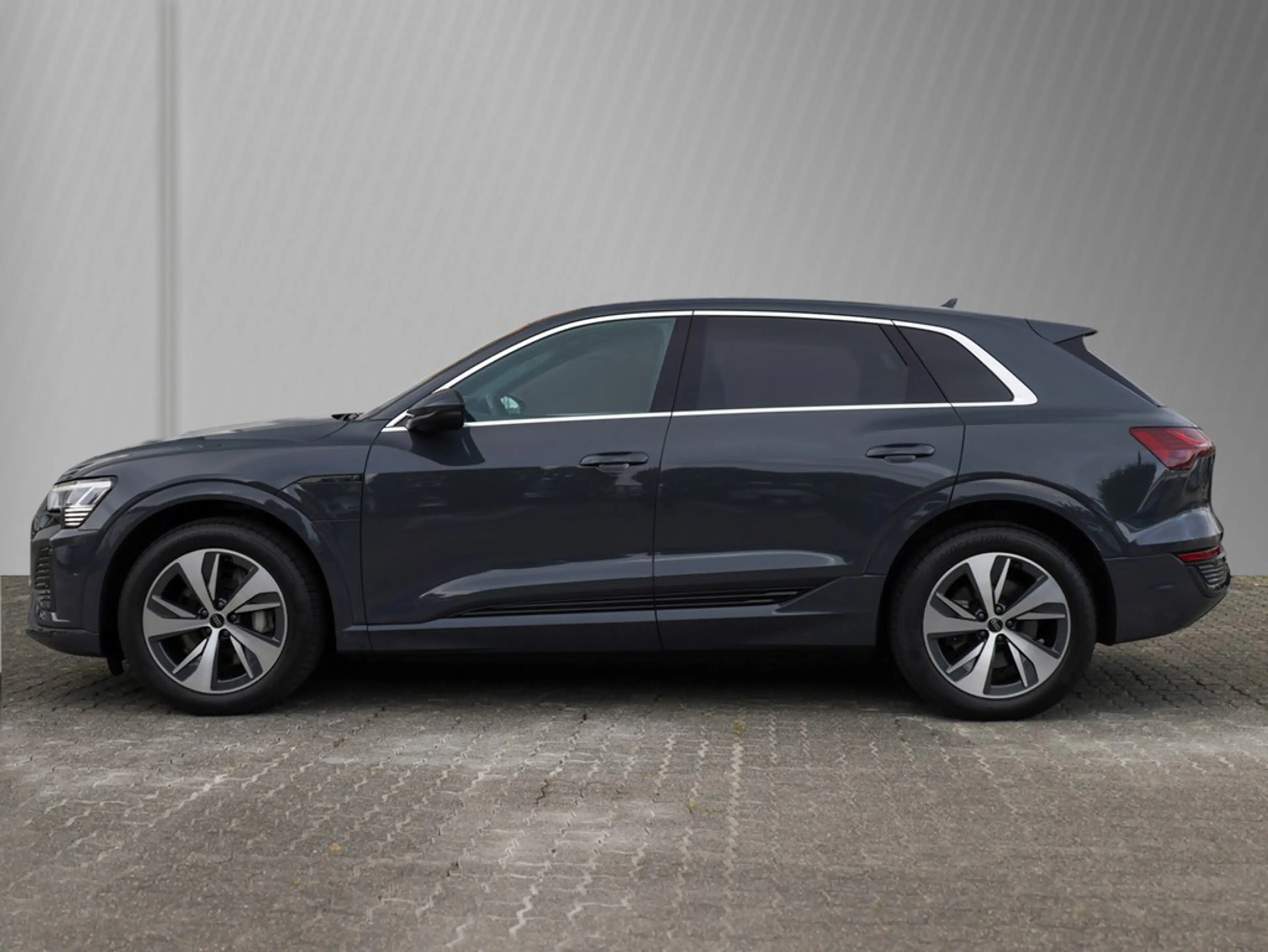 Audi Q8 S line 50 e-tron quattro — photo 3
