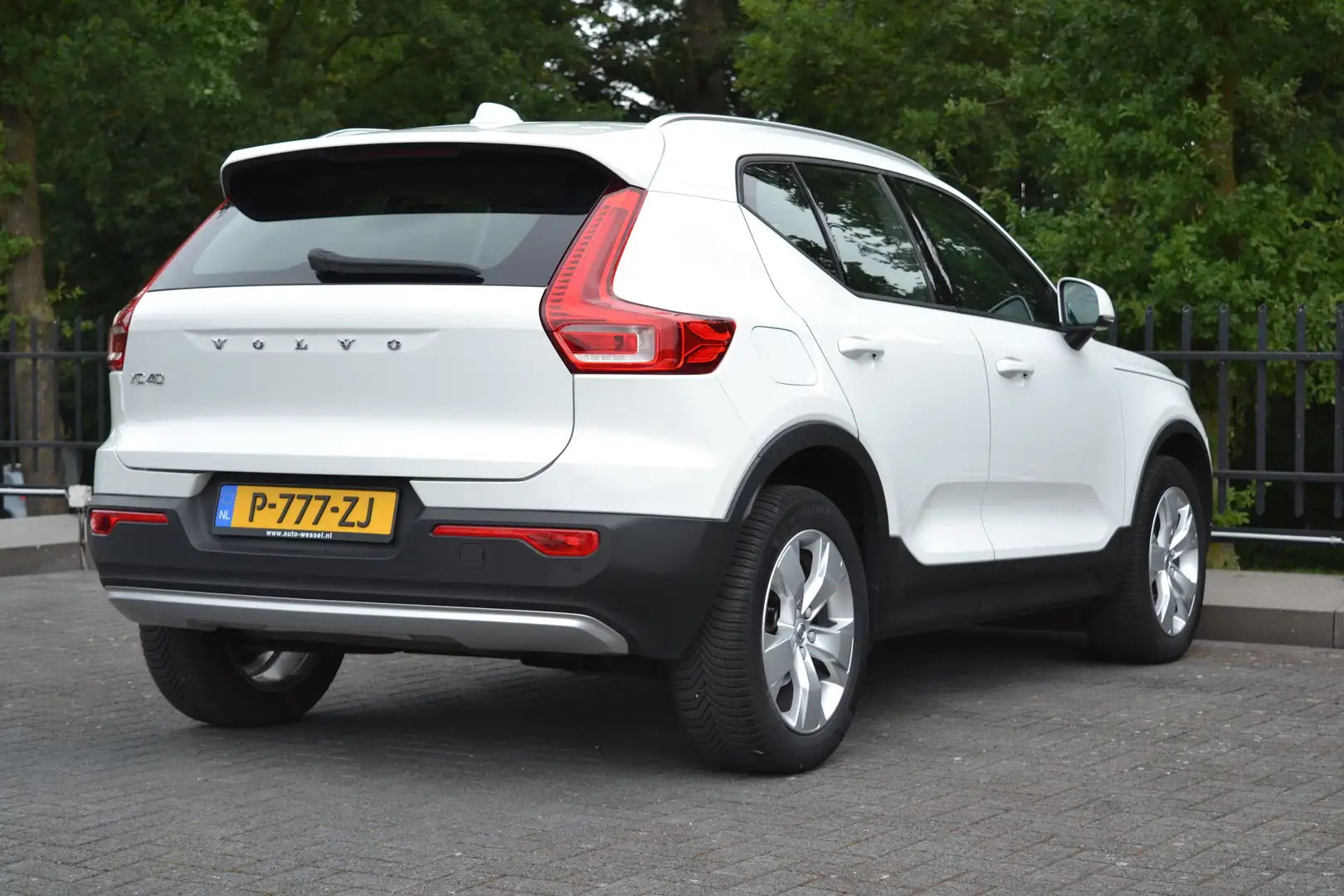Volvo XC40 T3 Momentum | Leder | Trekhaak Wit - 2