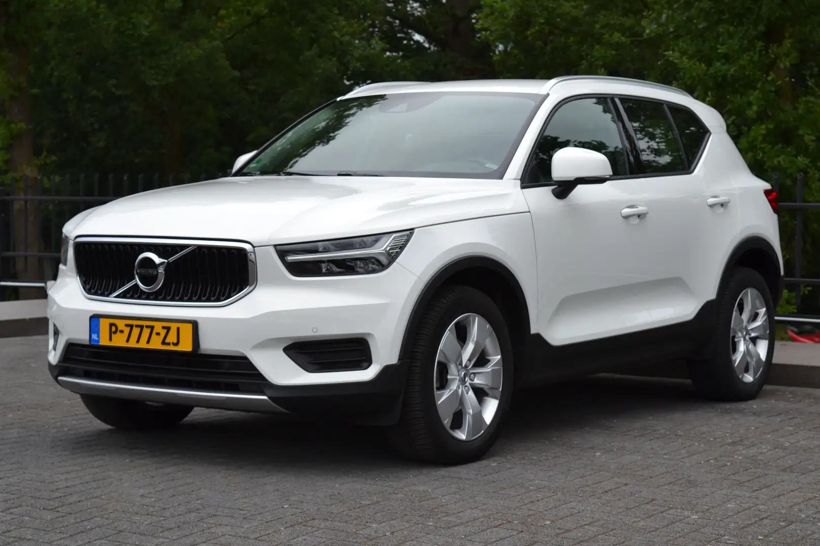 Volvo XC40 T3 Momentum | Leder | Trekhaak Wit - 1