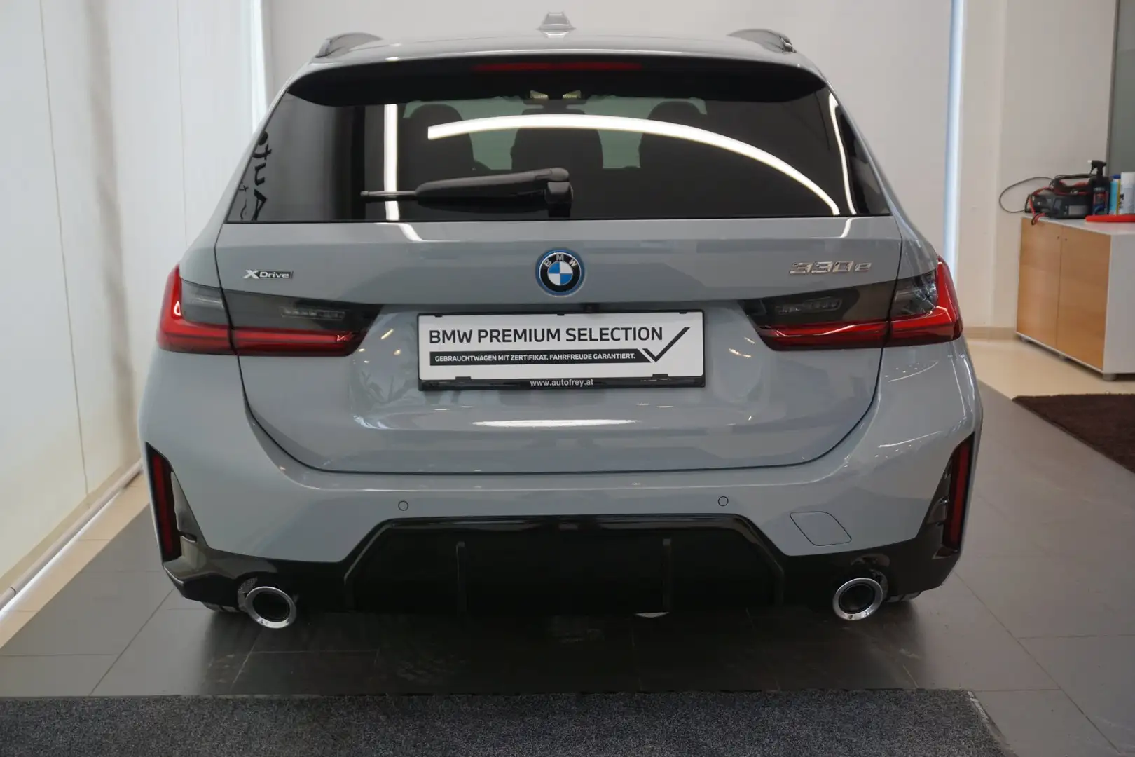 BMW 330 e xDrive Grau - 2