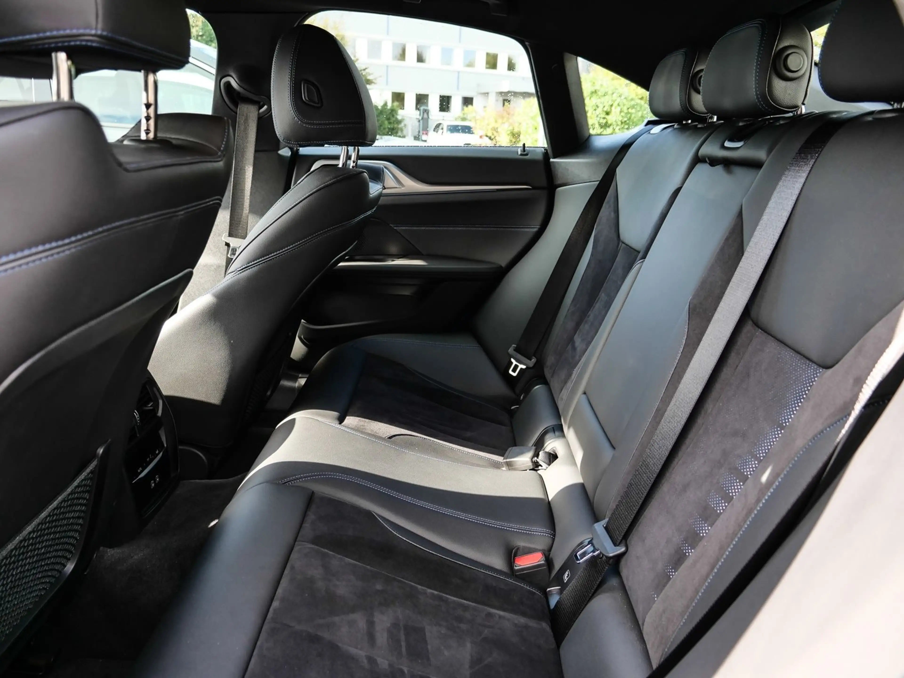 BMW i4 M50 M Sport AHK RFK NAVI Standh. LED Laser — photo 12
