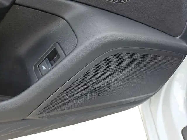 Audi A6 view 11