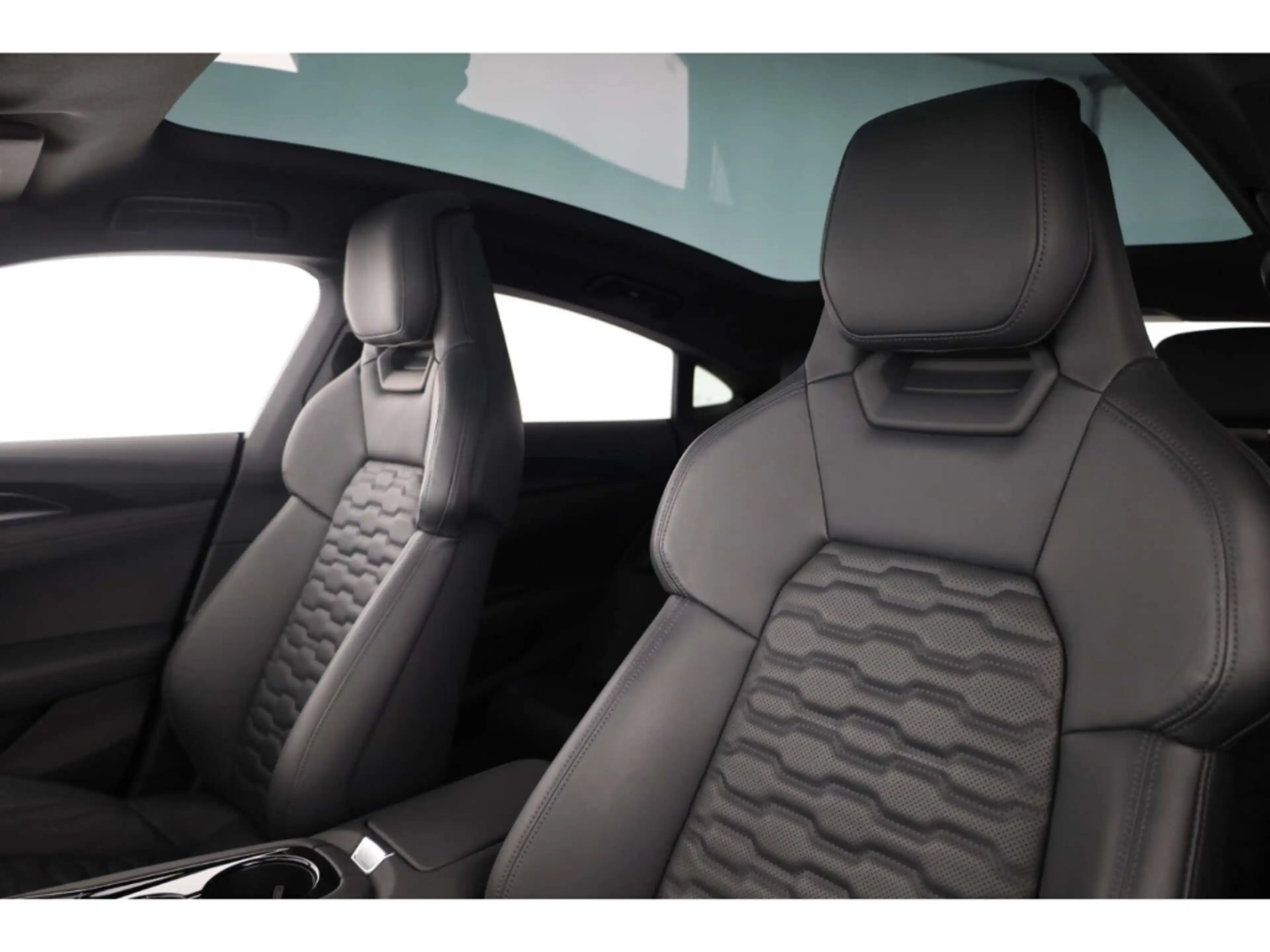 Audi e-tron GT — photo 10