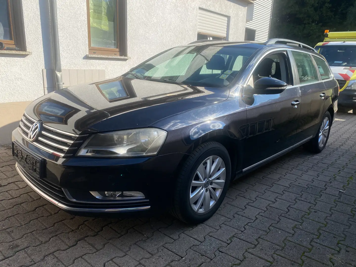 Volkswagen Passat Variant 2.0 TDI Comfortline Scheckheft Navi SHZ PDC BT Schwarz - 2