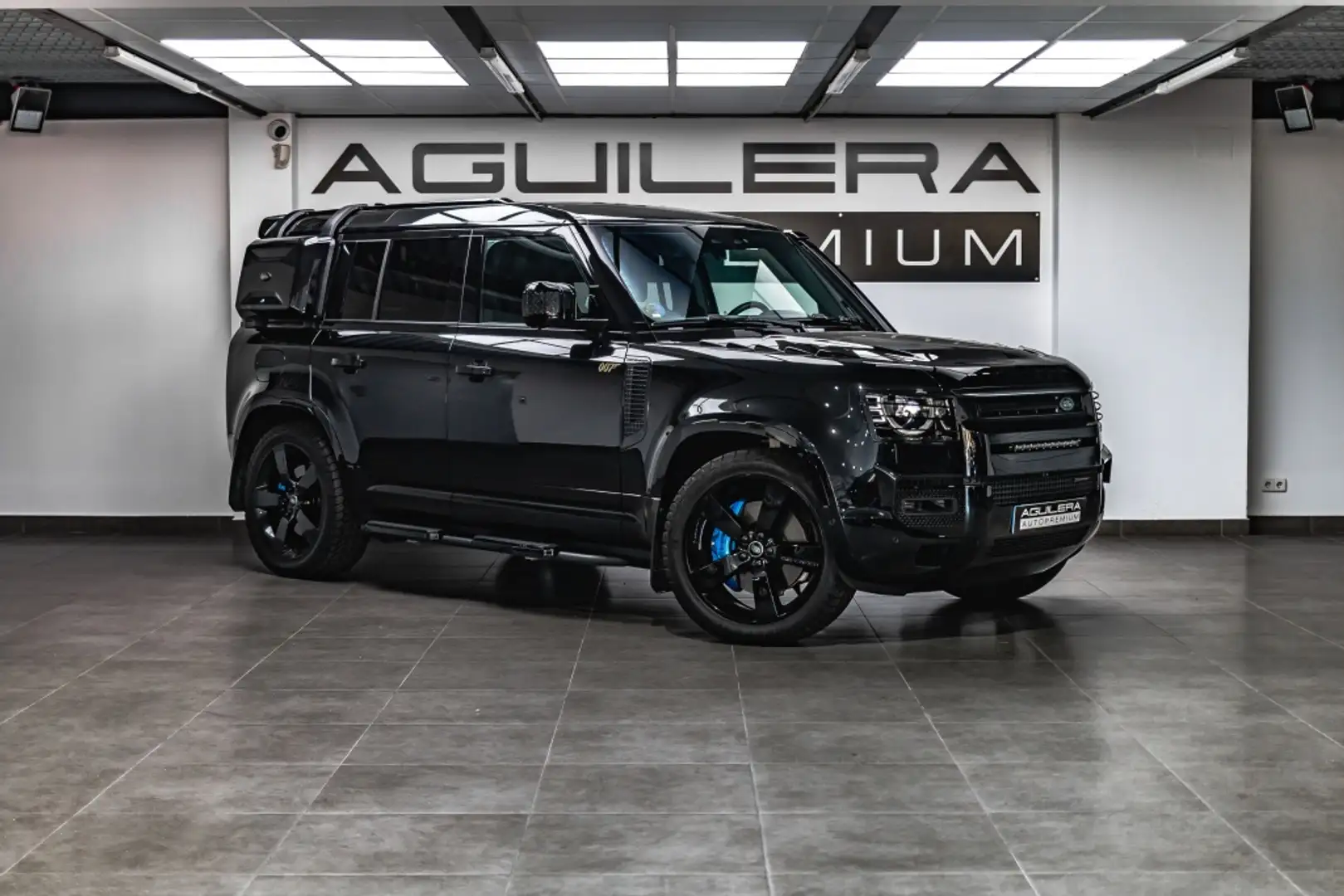 Land Rover Defender 110 3.0 I6 MHEV SE AWD Aut. 400 Schwarz - 1