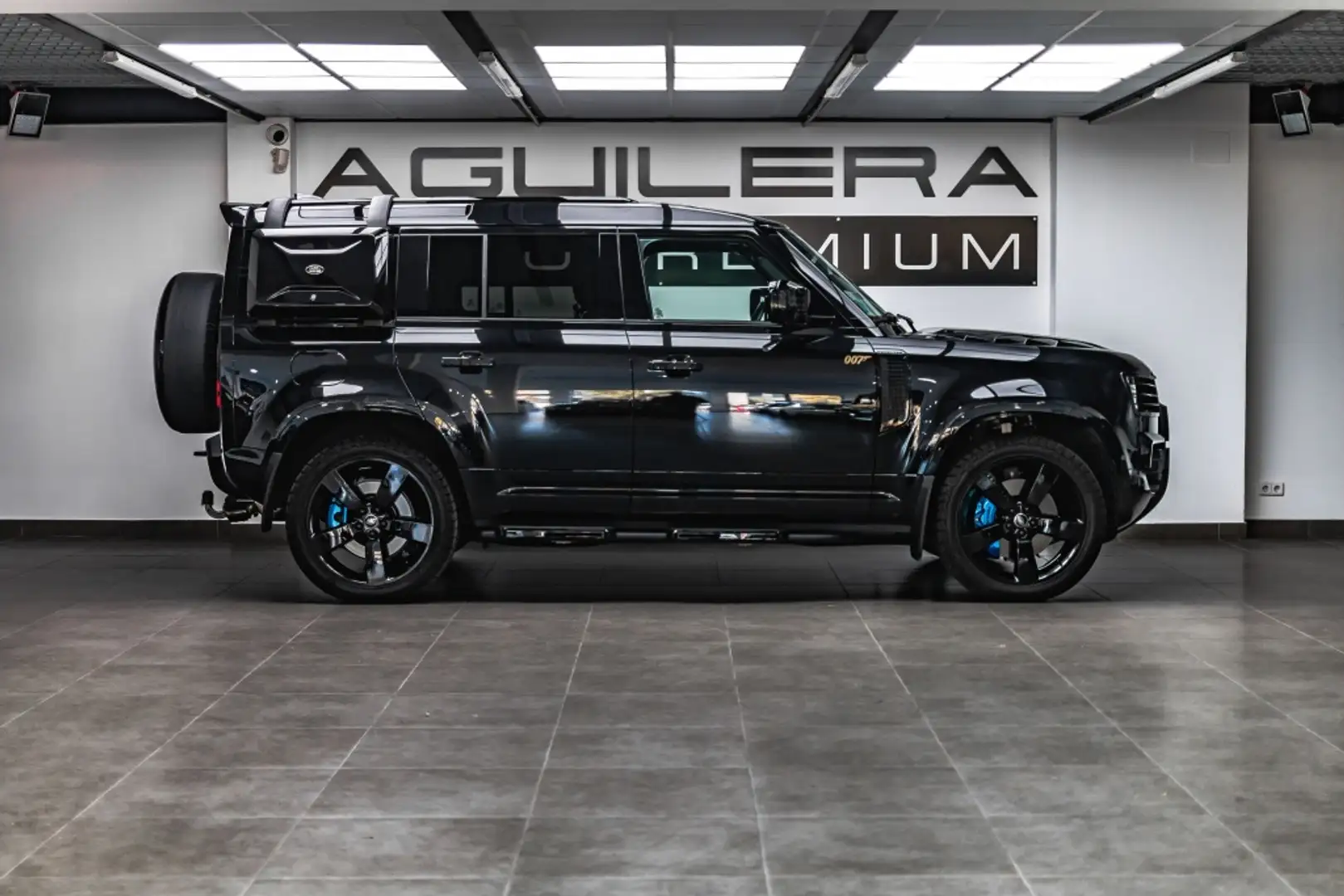 Land Rover Defender 110 3.0 I6 MHEV SE AWD Aut. 400 Schwarz - 2