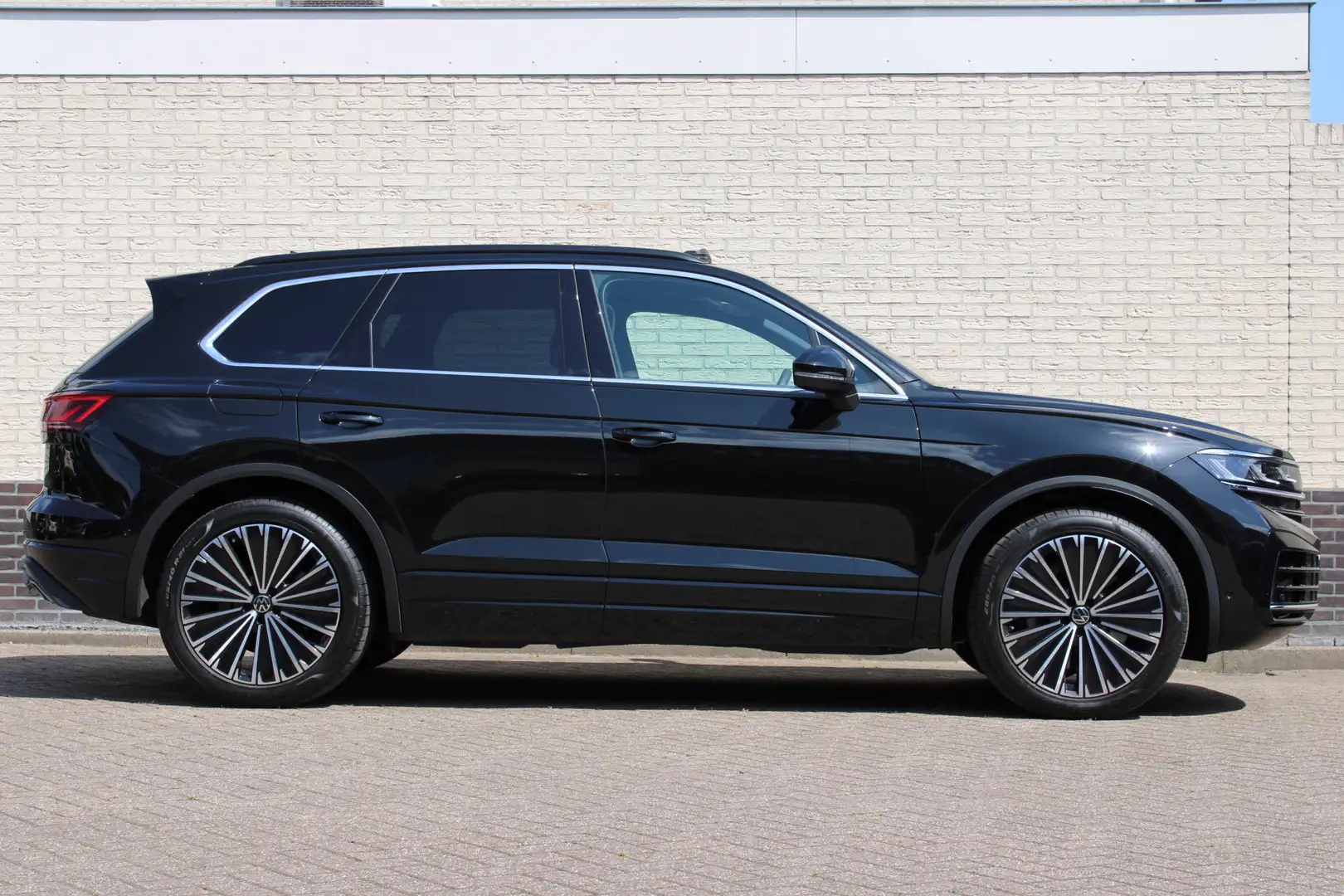 Volkswagen Touareg 3.0 TSi eHybrid 4MOTION Elegance | Massage | Head- Zwart - 2