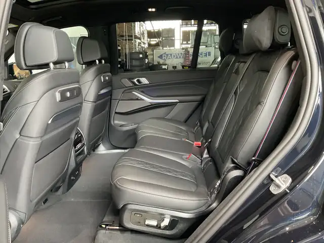 BMW X7 view 9