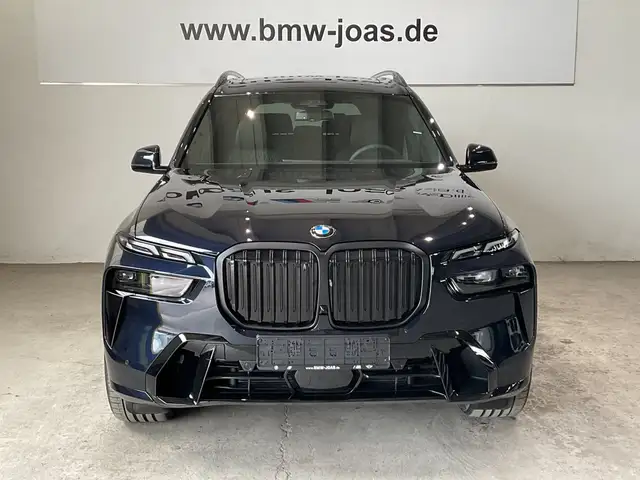 BMW X7 view 2