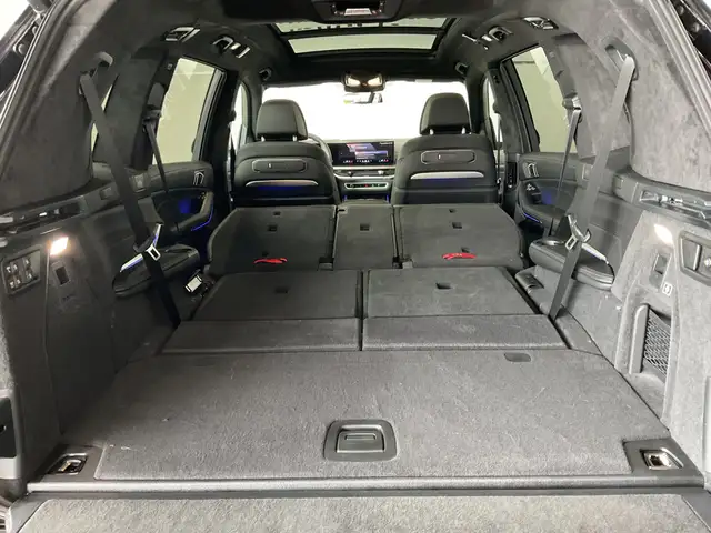 BMW X7 view 11