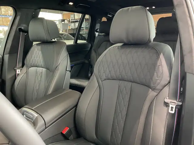 BMW X7 view 8
