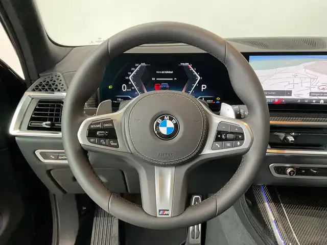 BMW X7 view 4