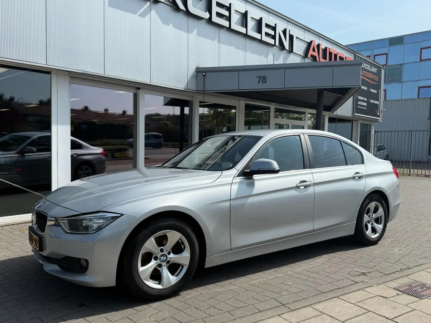 BMW 320 3-serie 320d EfficientDynamics Edition Executive Grau - 2