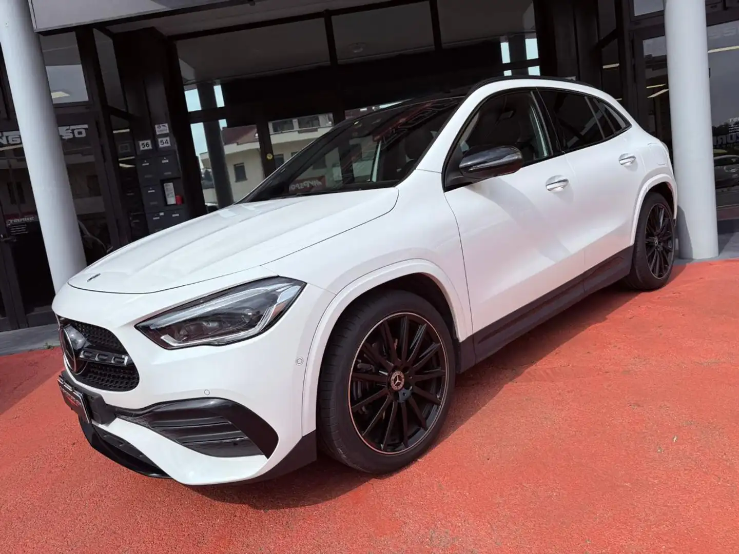 Mercedes-Benz GLA 220 d 4MATIC PREMIUM AMG TETTO 360 NIGHT Blanco - 2
