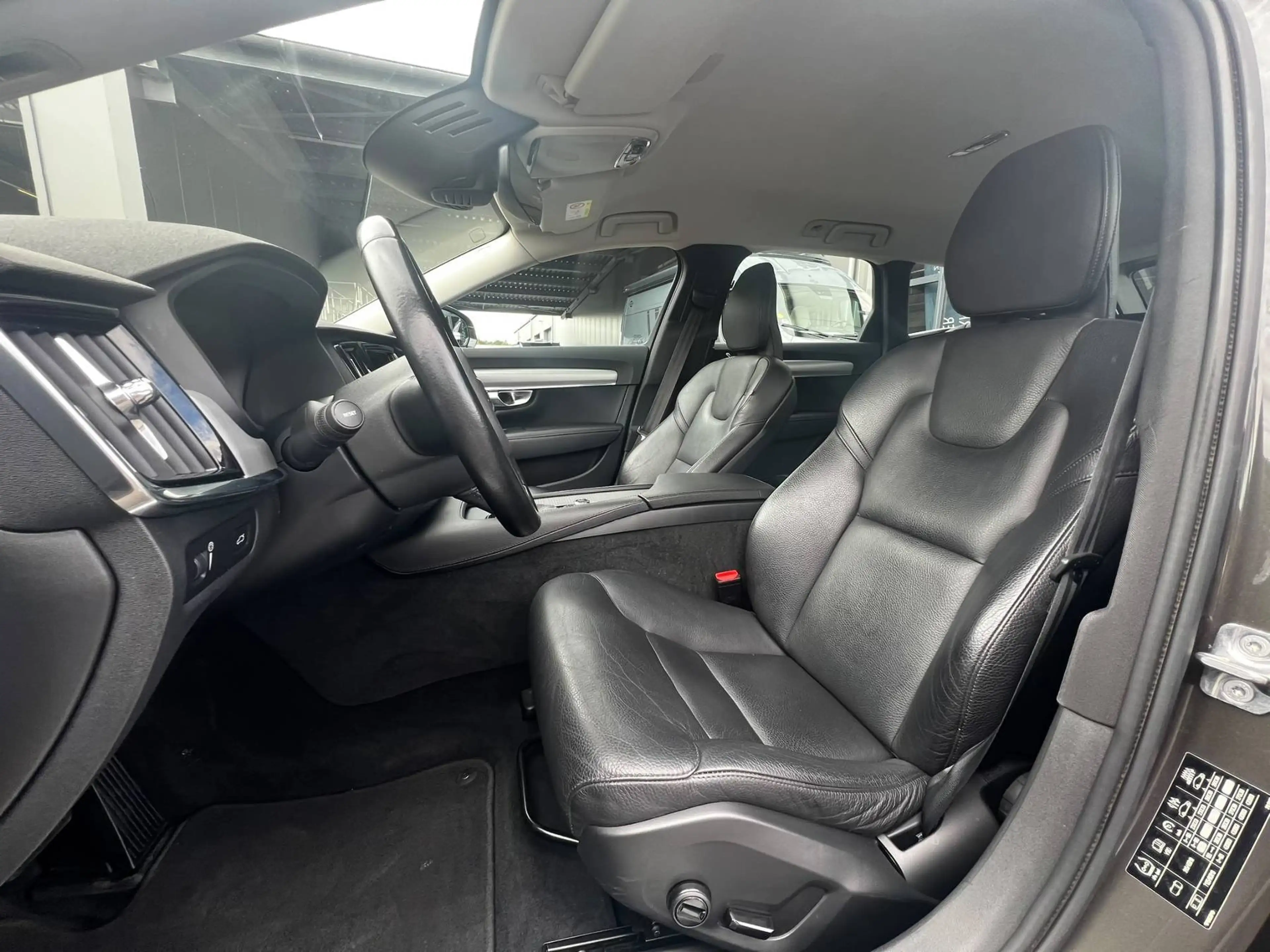 Volvo V90 D3 2.0 Kombi Momentum Pro AHK+NAV+LED+KAM — photo 9