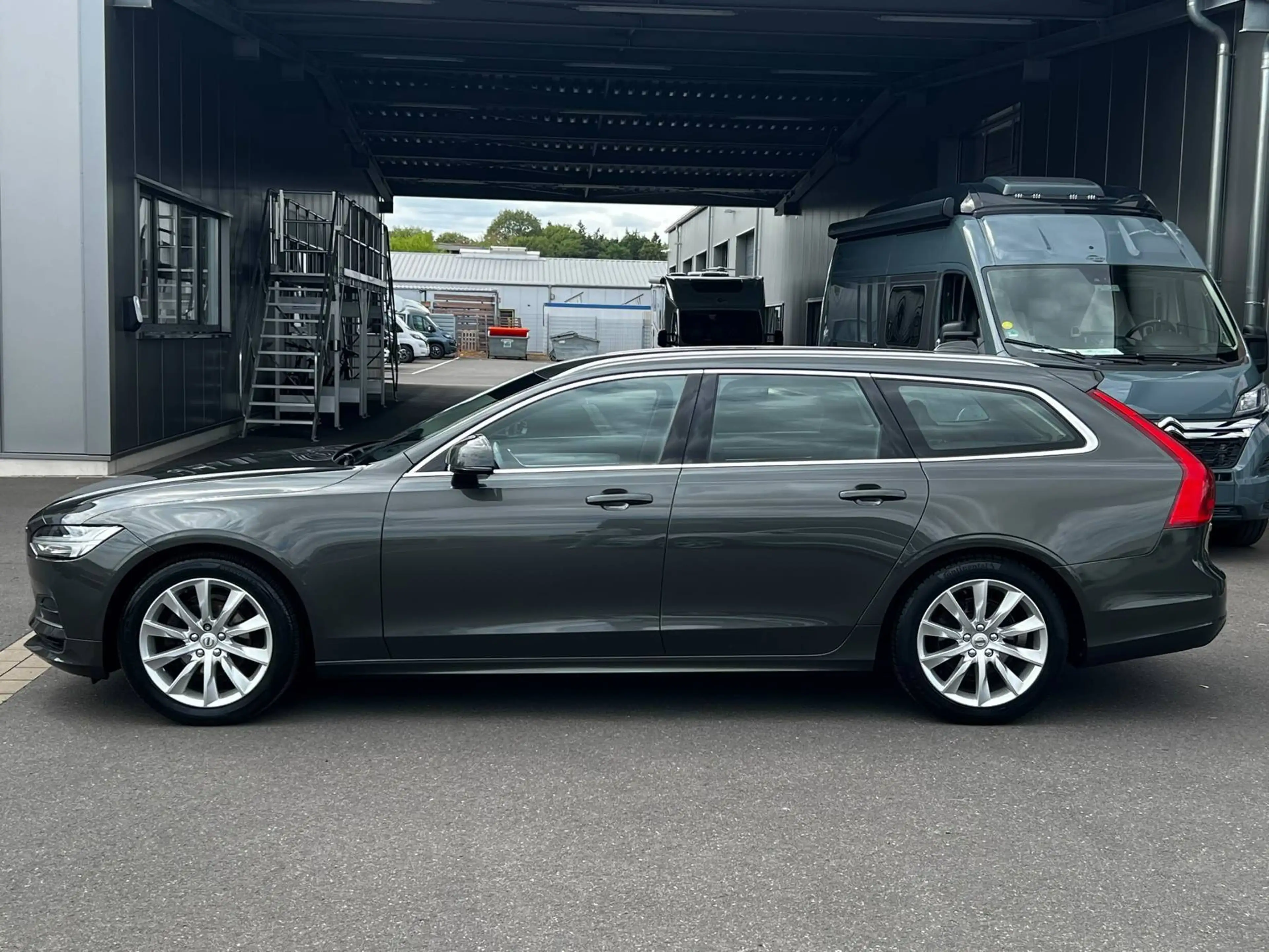 Volvo V90 D3 2.0 Kombi Momentum Pro AHK+NAV+LED+KAM — photo 4