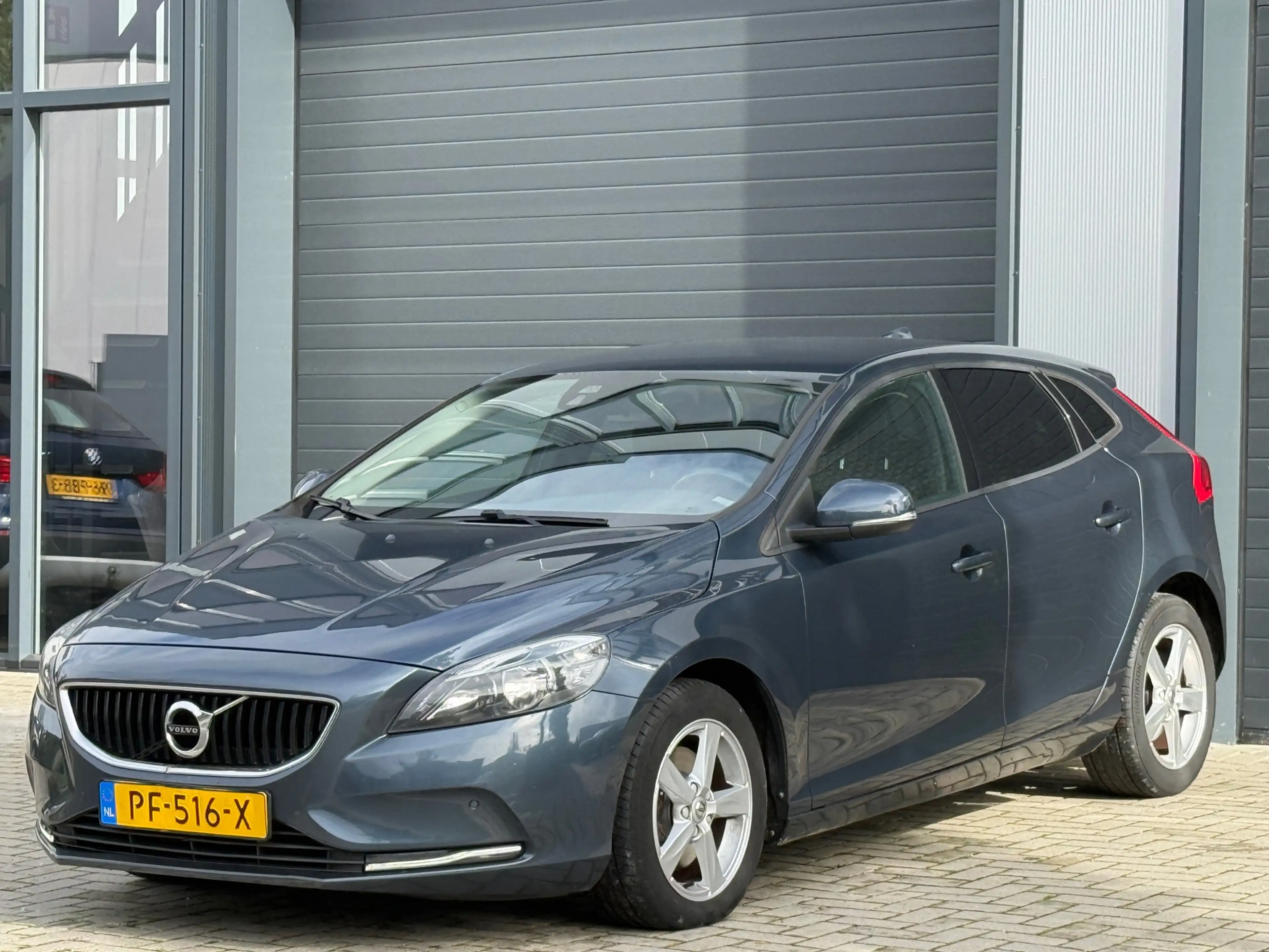 Volvo V40 2.0 T2 R-Design / STOELVERWARMING / CRUISE CONTROL — photo 3