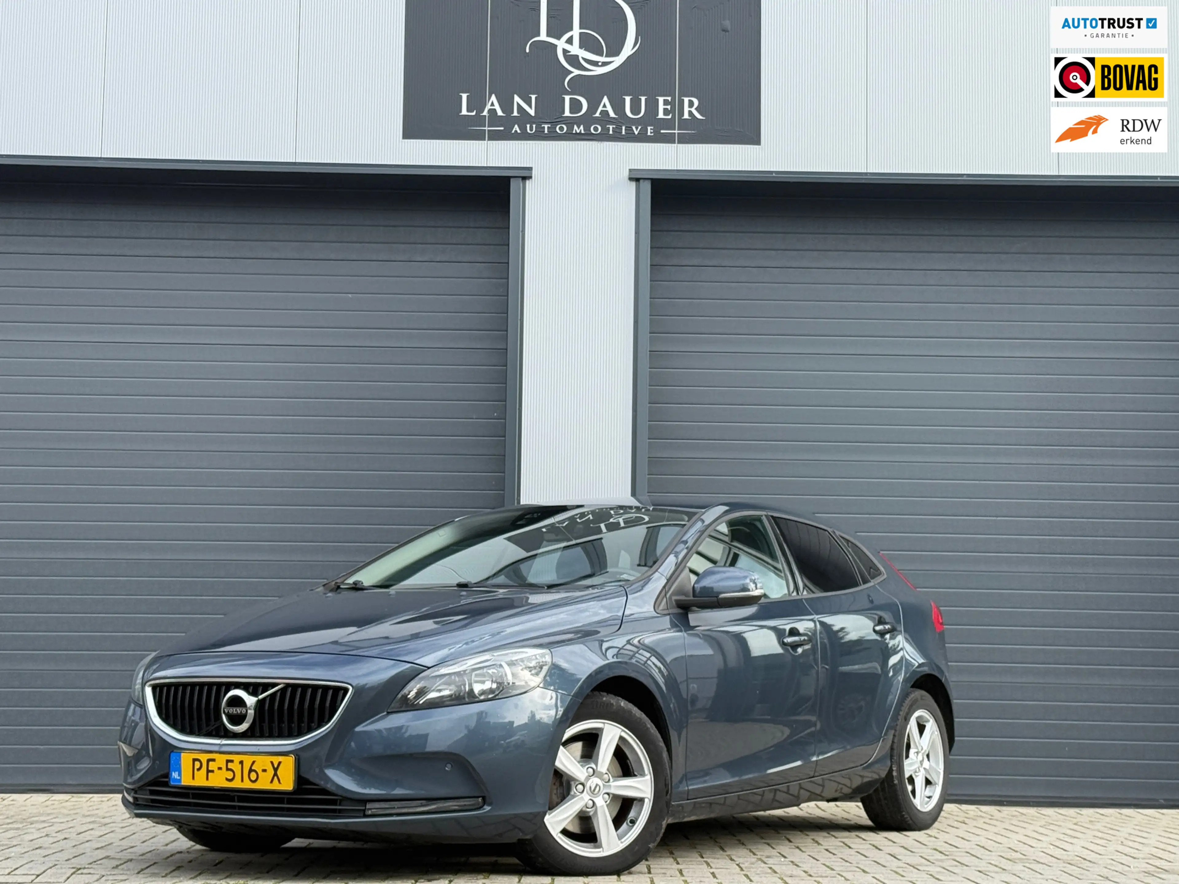 Volvo V40 2.0 T2 R-Design / STOELVERWARMING / CRUISE CONTROL