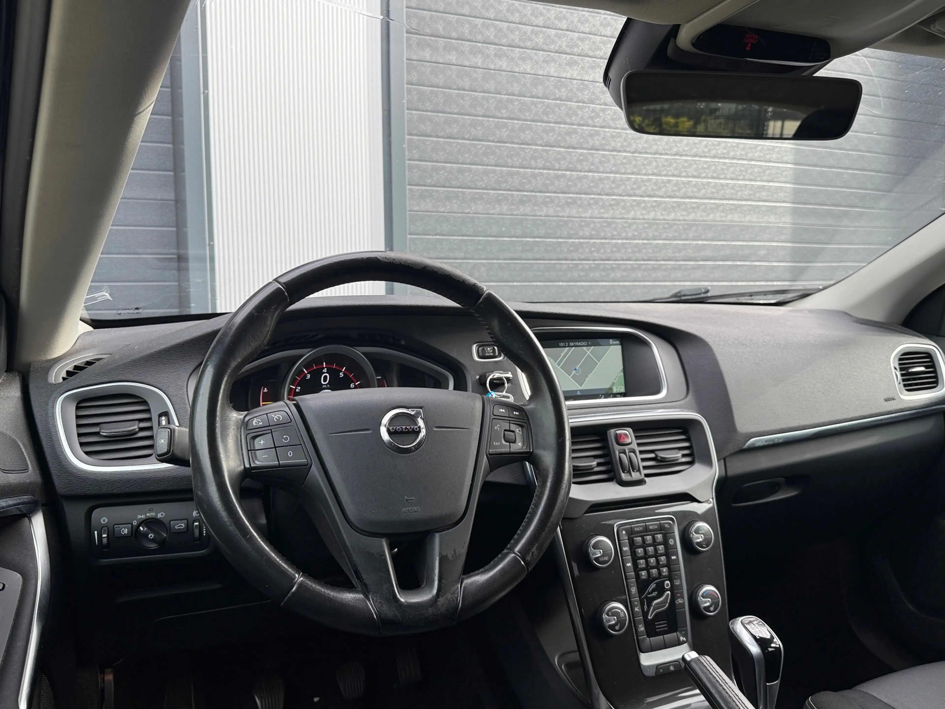 Volvo V40 2.0 T2 R-Design / STOELVERWARMING / CRUISE CONTROL — photo 13