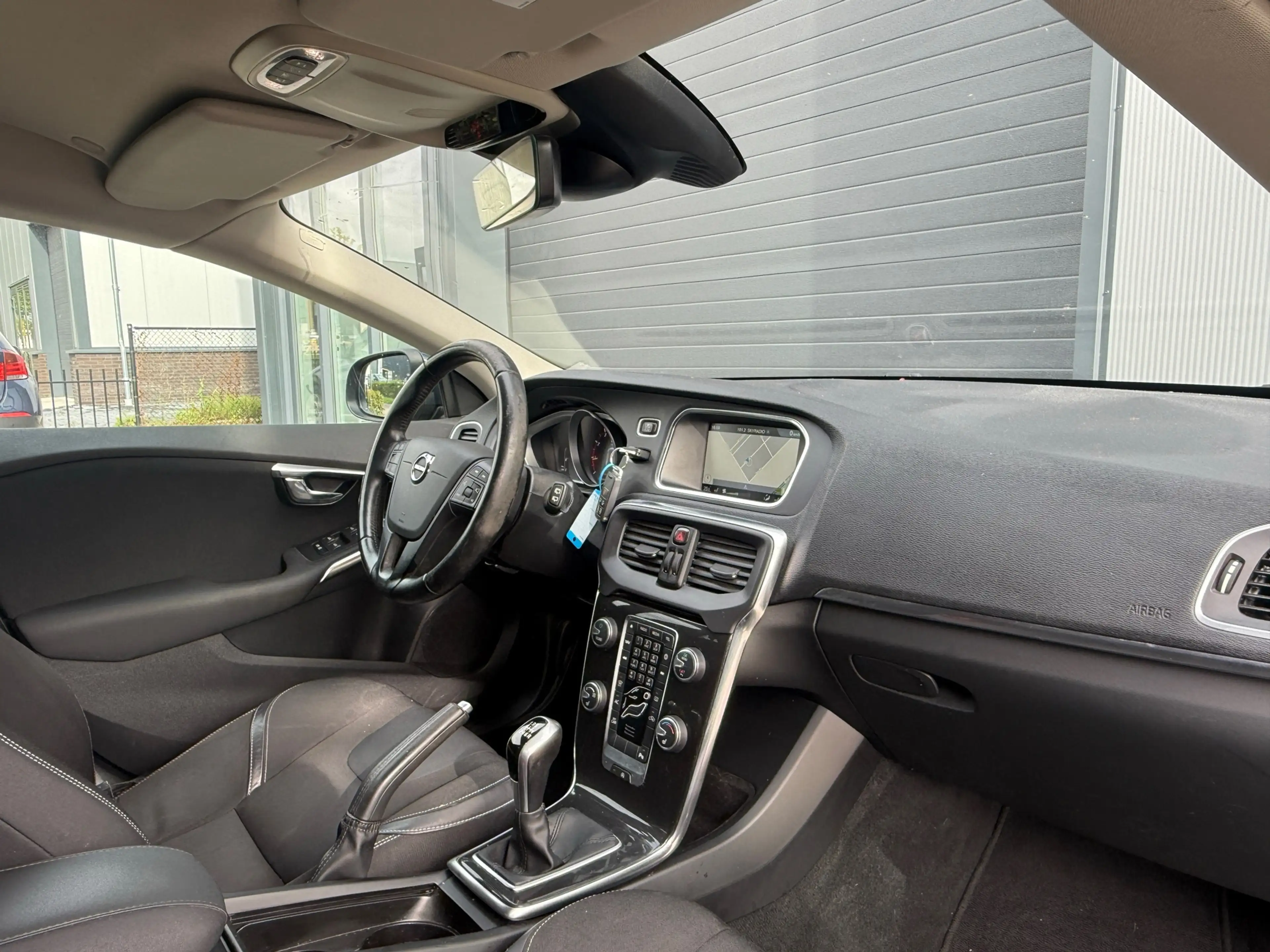 Volvo V40 2.0 T2 R-Design / STOELVERWARMING / CRUISE CONTROL — photo 5