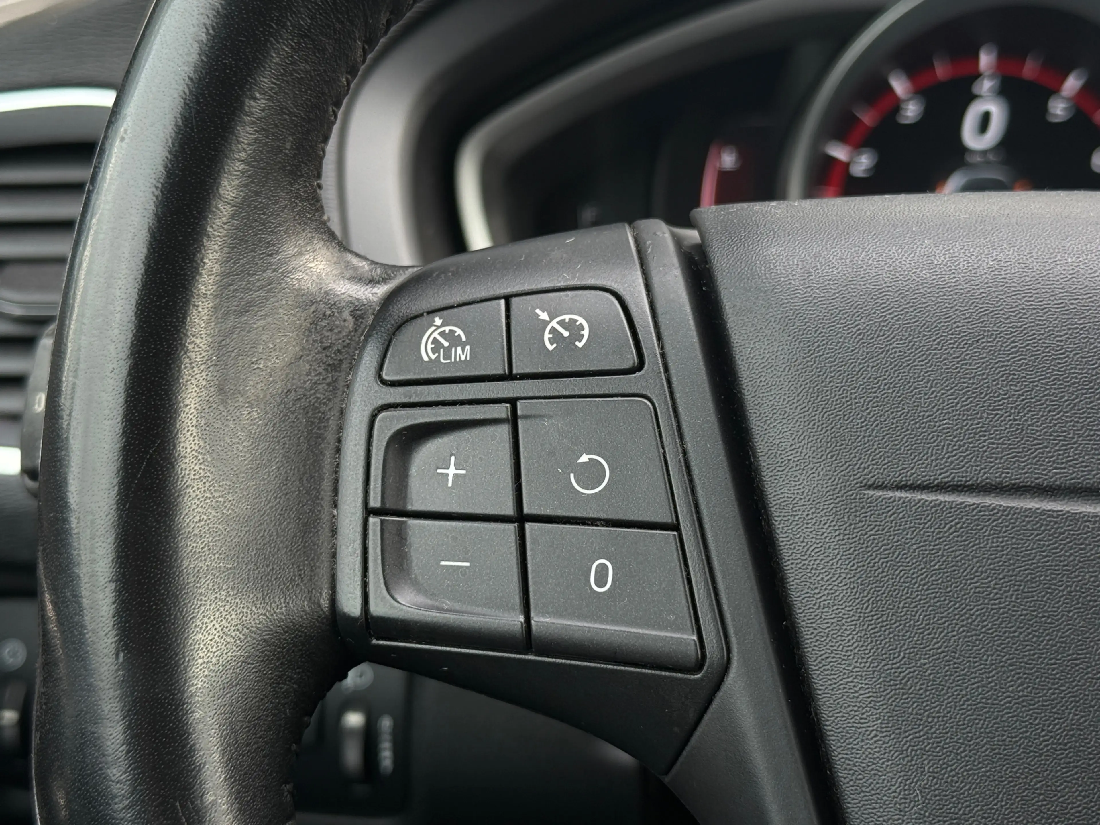 Volvo V40 2.0 T2 R-Design / STOELVERWARMING / CRUISE CONTROL — photo 15