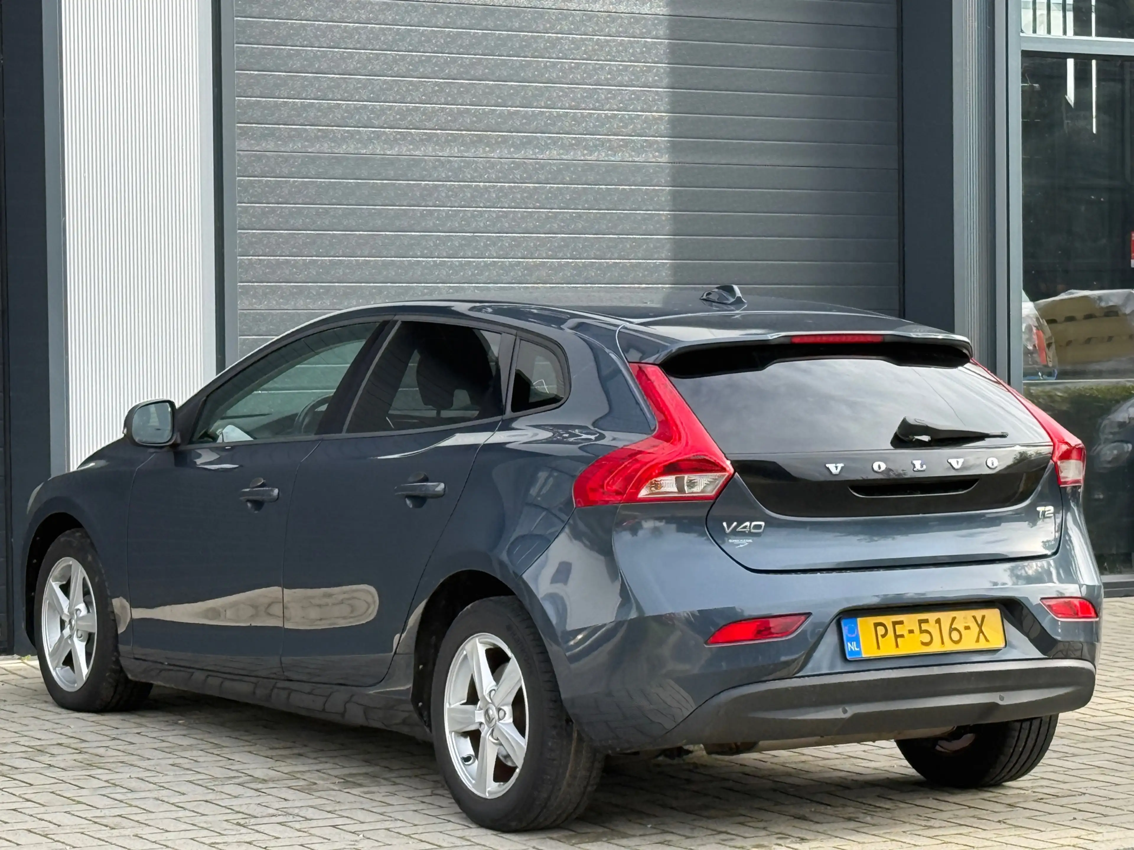 Volvo V40 2.0 T2 R-Design / STOELVERWARMING / CRUISE CONTROL — photo 11
