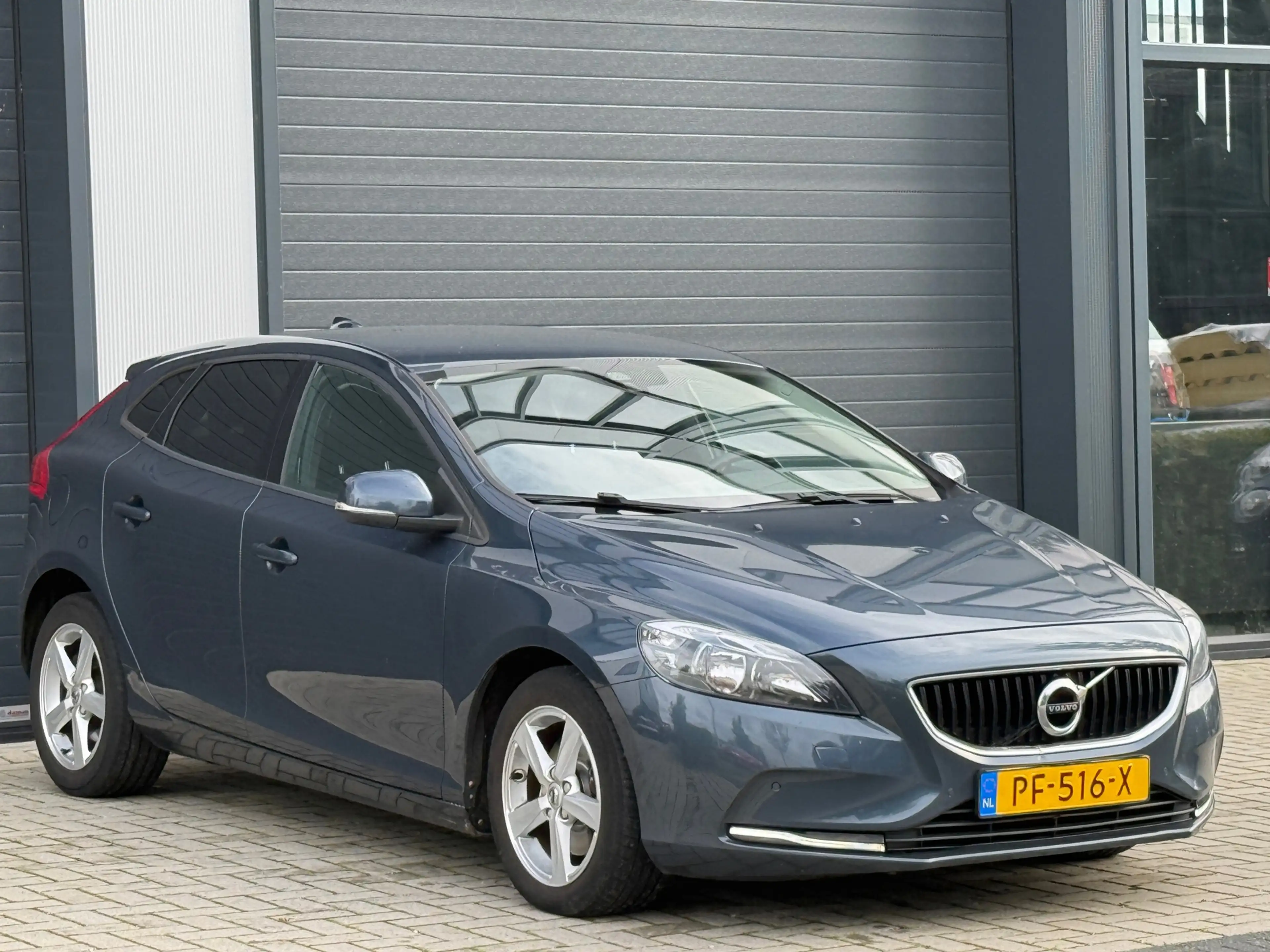 Volvo V40 2.0 T2 R-Design / STOELVERWARMING / CRUISE CONTROL — photo 10