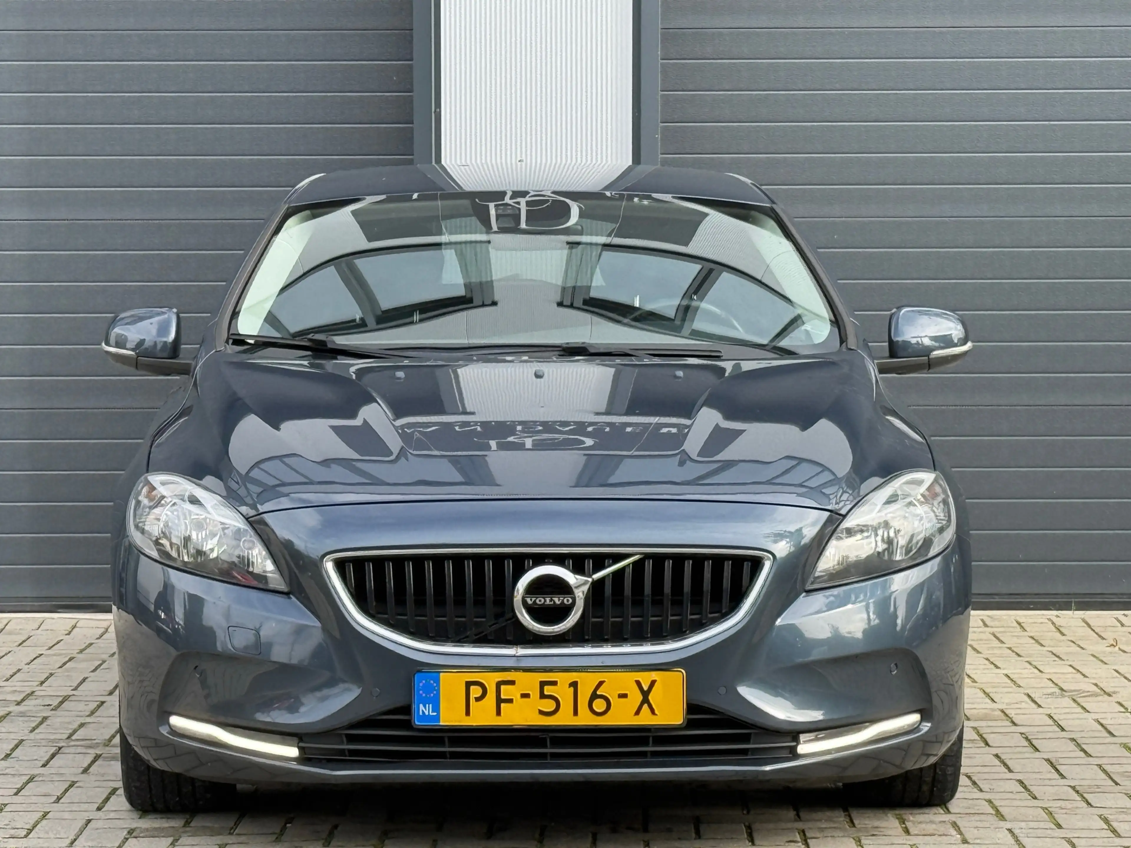 Volvo V40 2.0 T2 R-Design / STOELVERWARMING / CRUISE CONTROL — photo 6