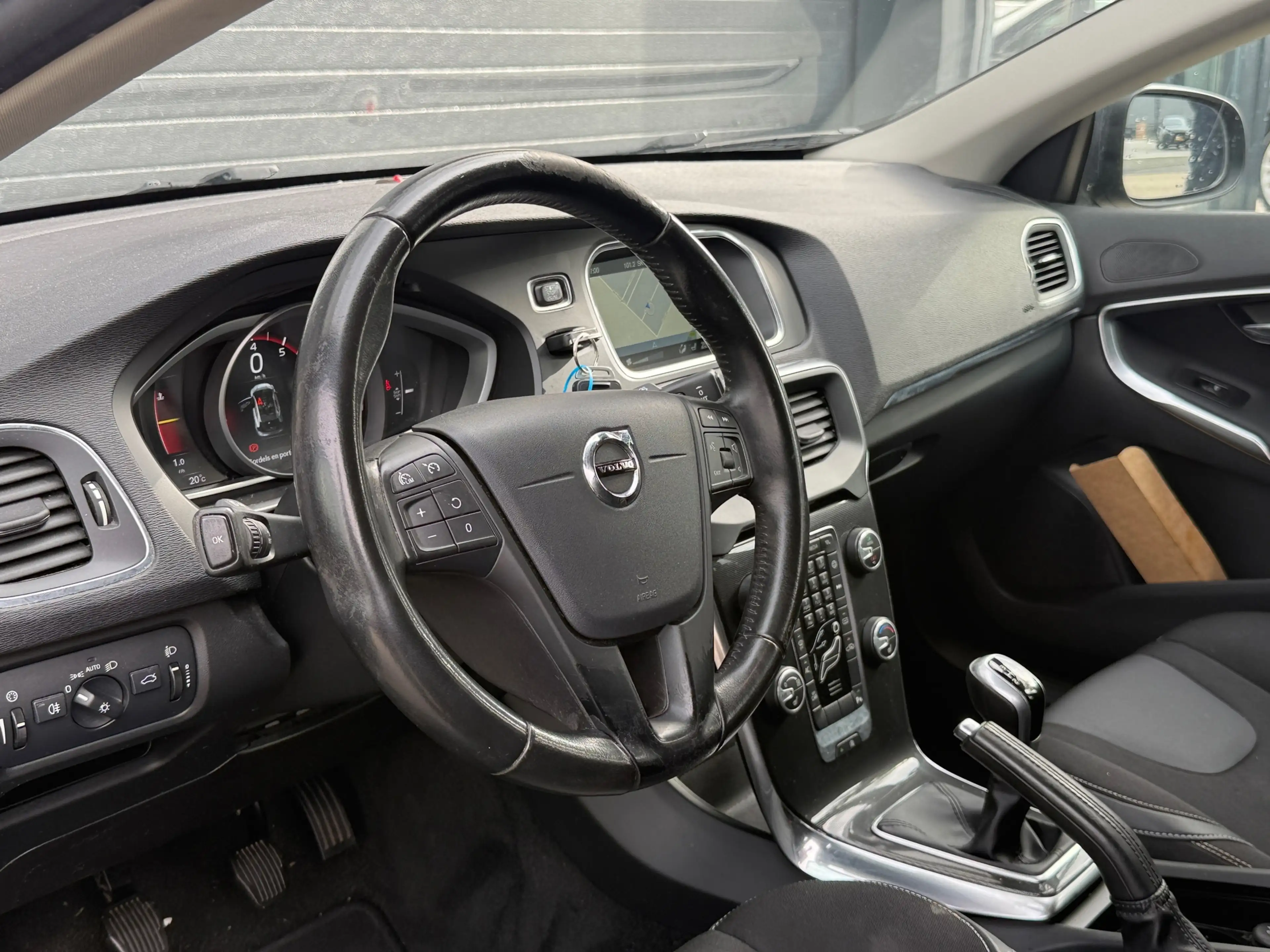Volvo V40 2.0 T2 R-Design / STOELVERWARMING / CRUISE CONTROL — photo 14