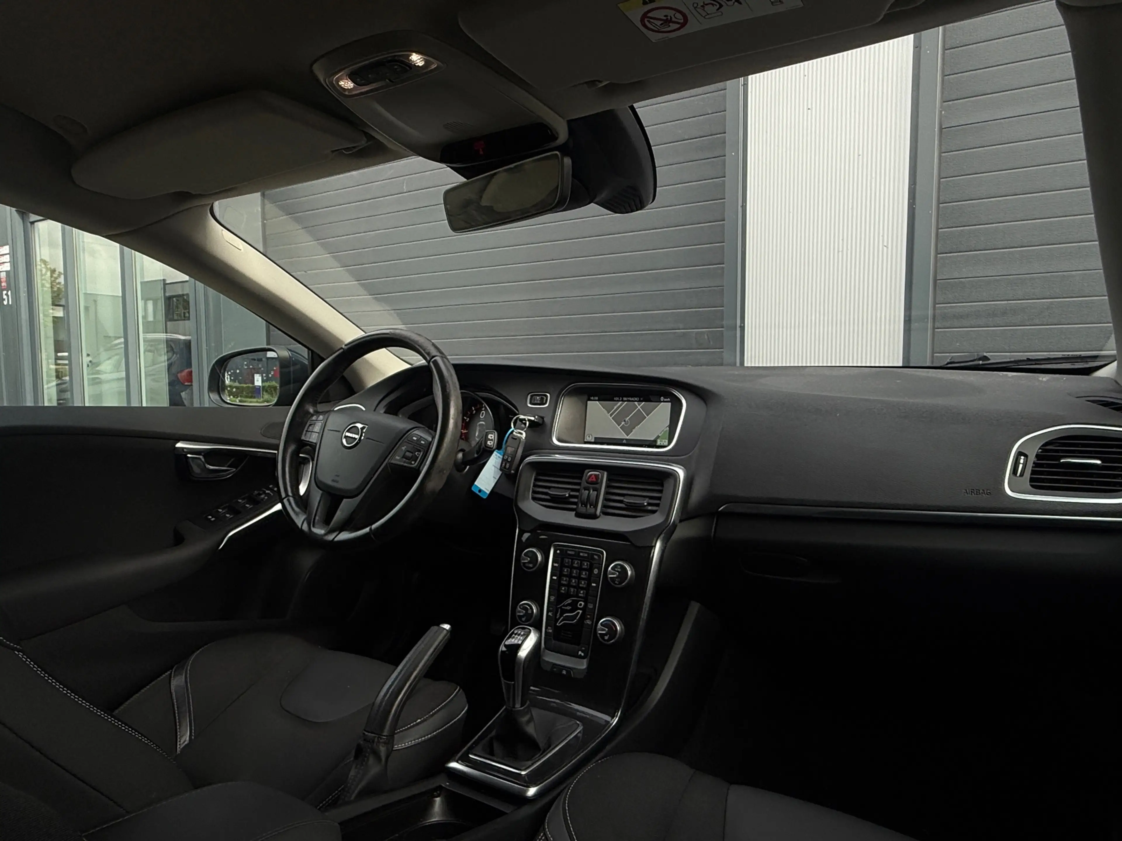 Volvo V40 2.0 T2 R-Design / STOELVERWARMING / CRUISE CONTROL — photo 2