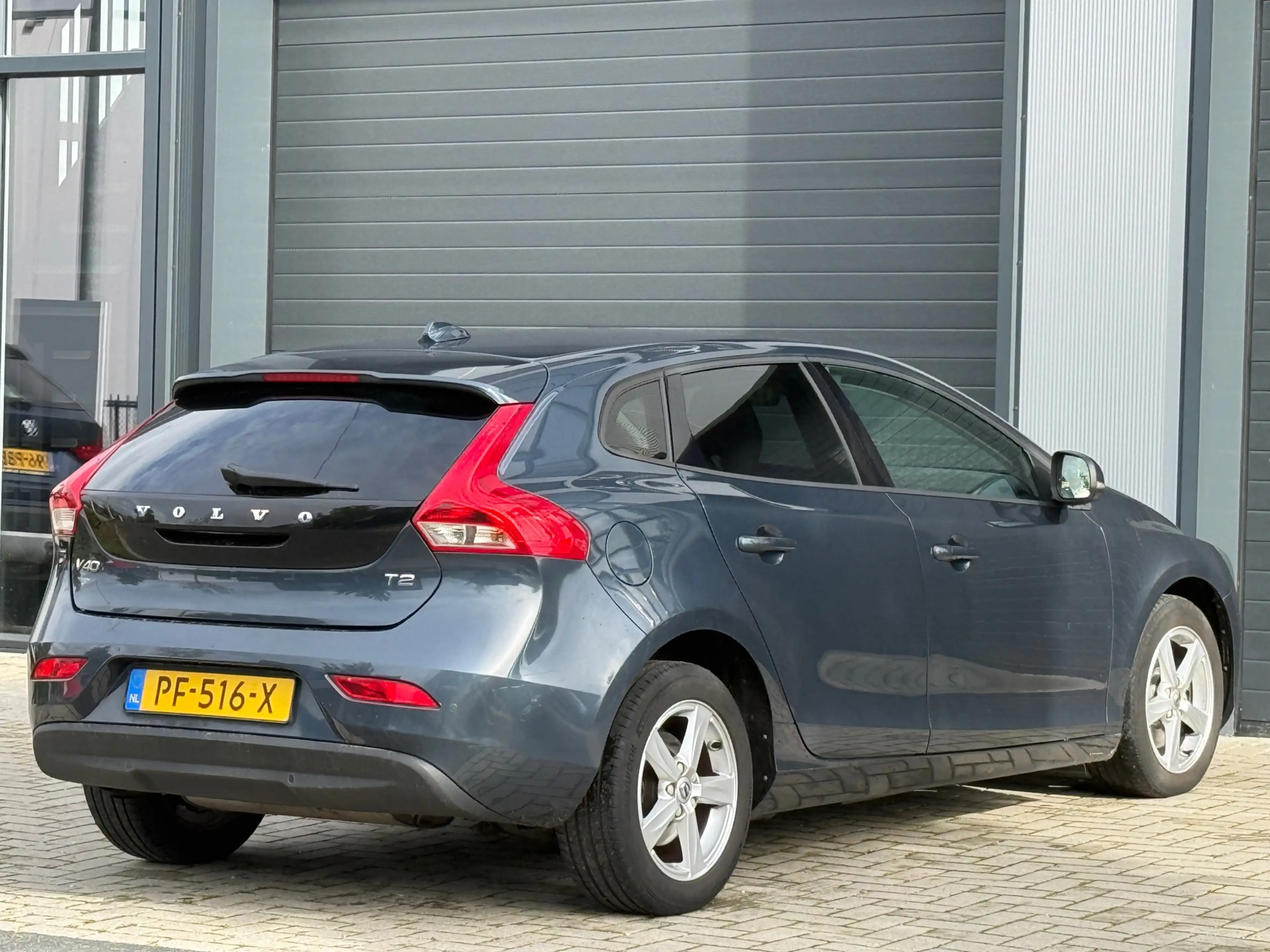 Volvo V40 2.0 T2 R-Design / STOELVERWARMING / CRUISE CONTROL — photo 4