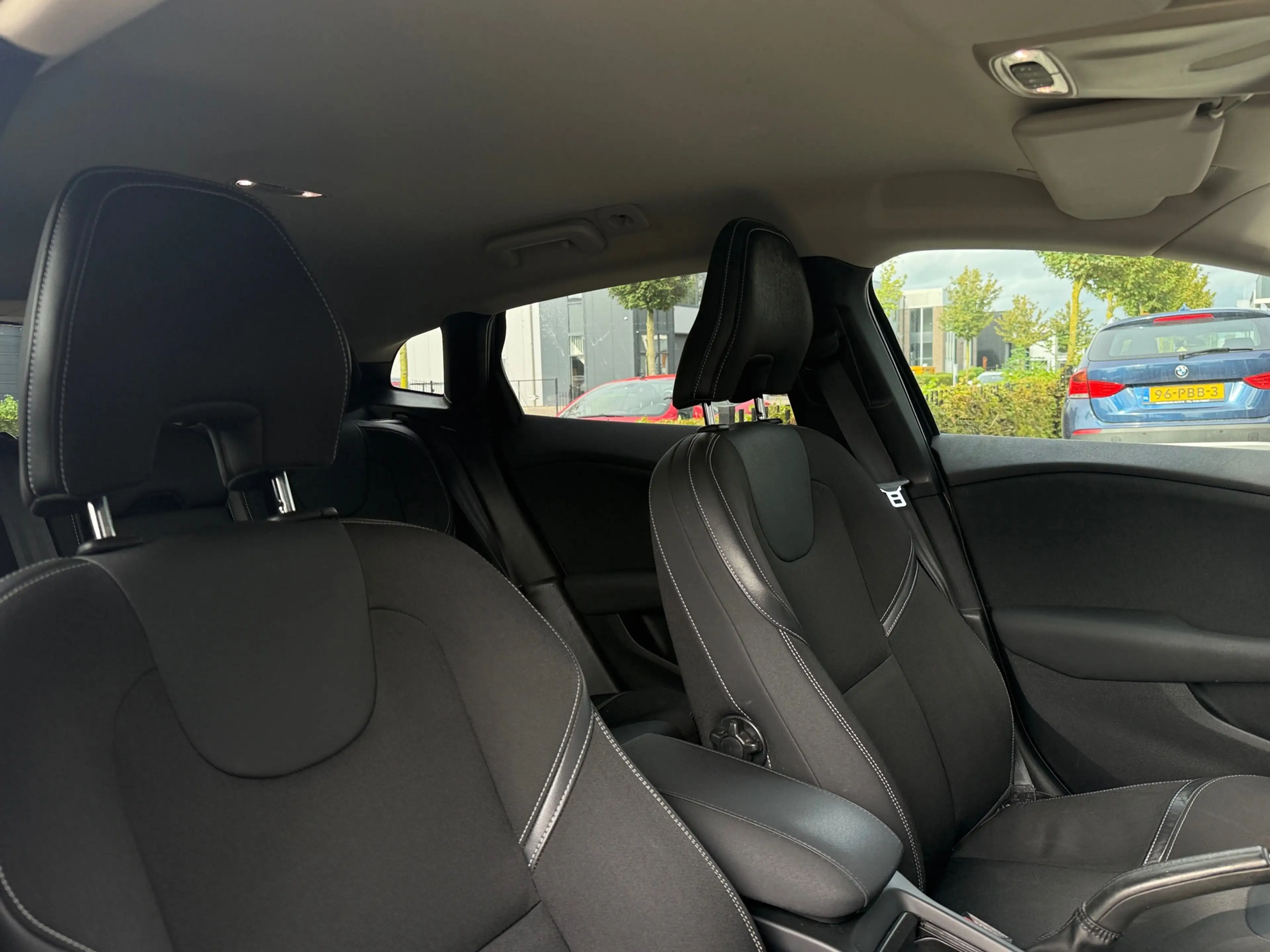 Volvo V40 2.0 T2 R-Design / STOELVERWARMING / CRUISE CONTROL — photo 8