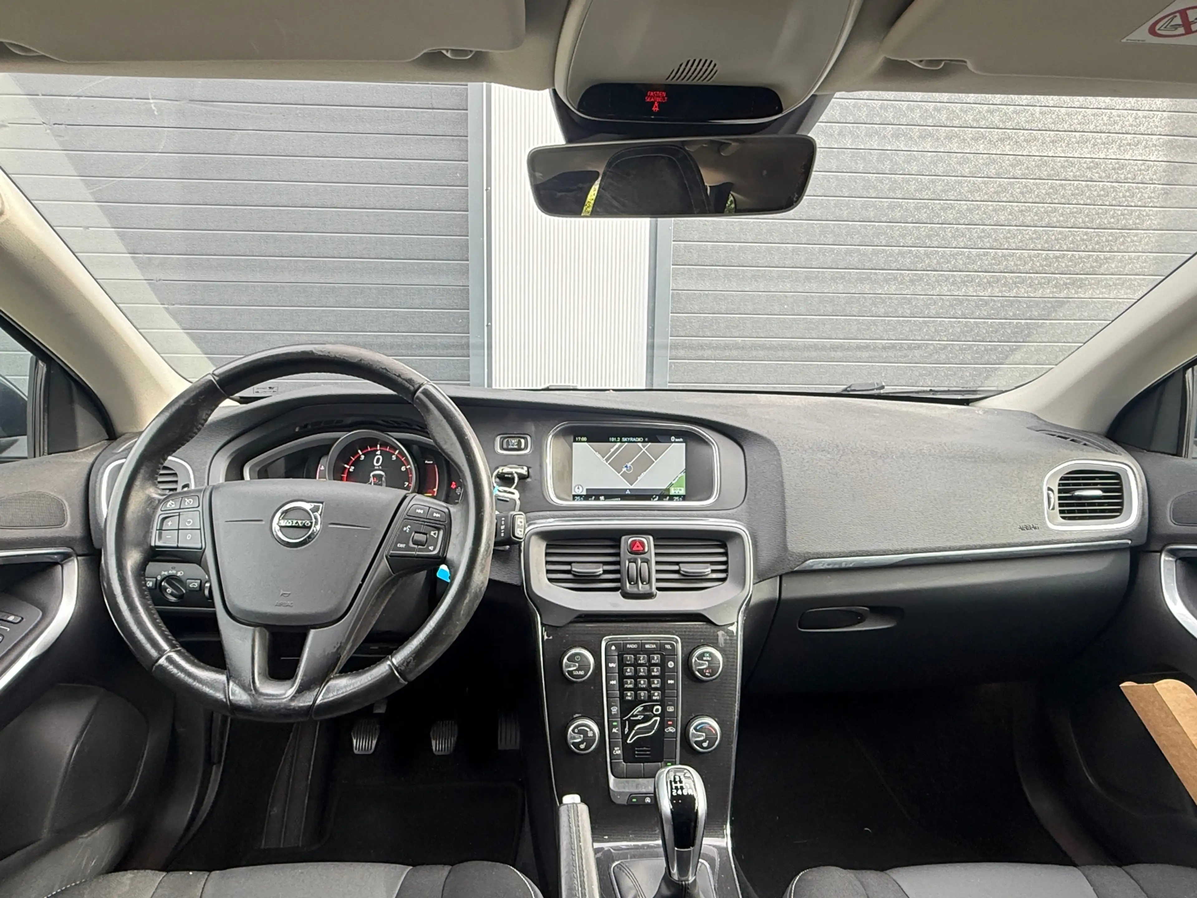 Volvo V40 2.0 T2 R-Design / STOELVERWARMING / CRUISE CONTROL — photo 9