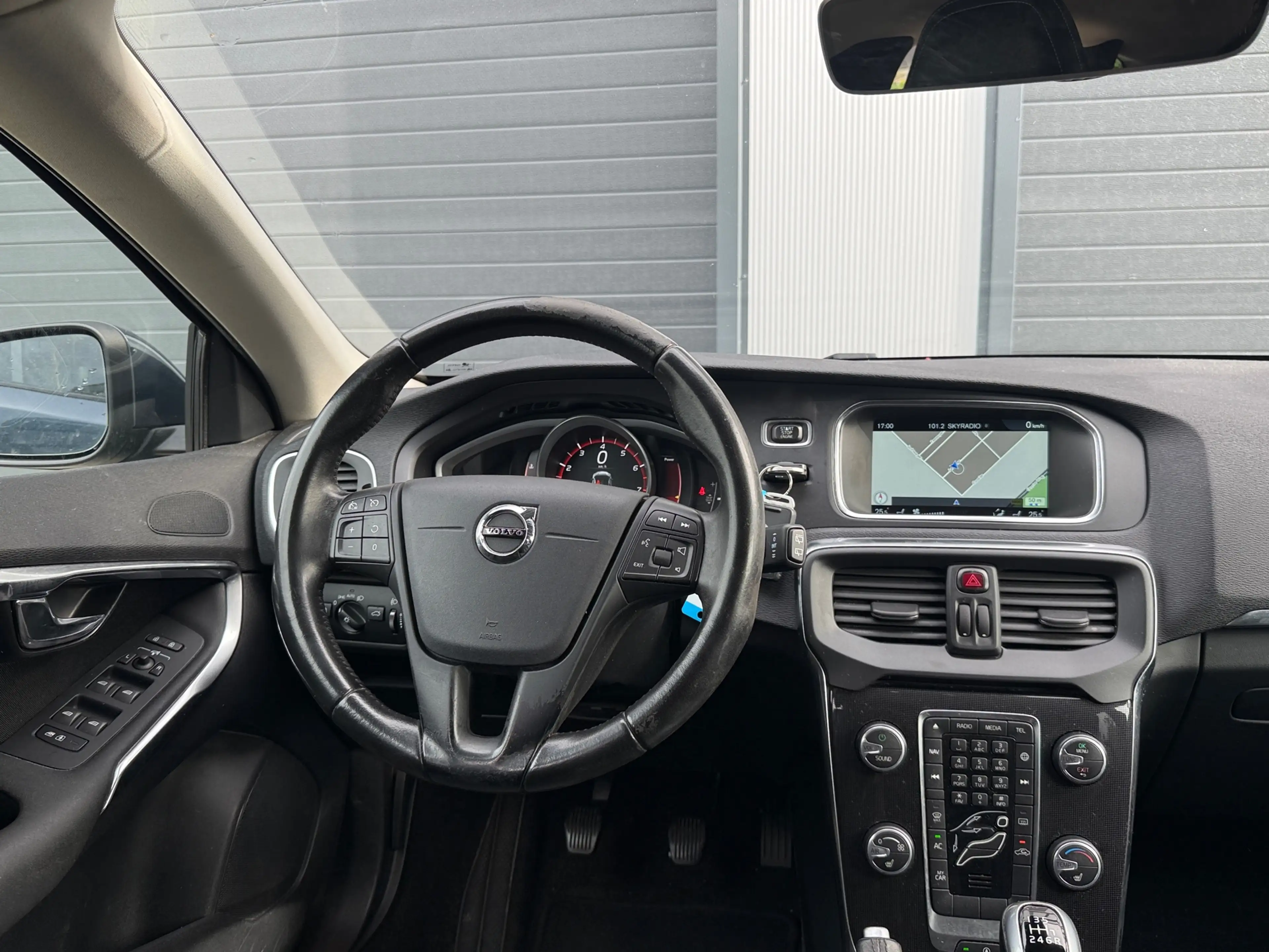 Volvo V40 2.0 T2 R-Design / STOELVERWARMING / CRUISE CONTROL — photo 12