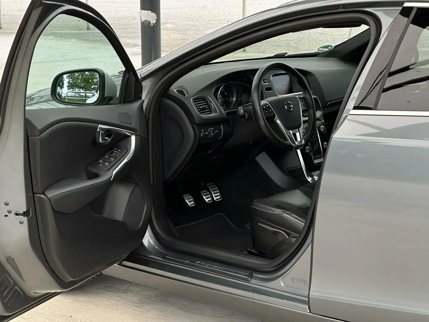 Volvo V40 2.0 T2 R-Design TREKHAAK/CRUISE/NAVI/CAMERA/PDC Grijs - 2