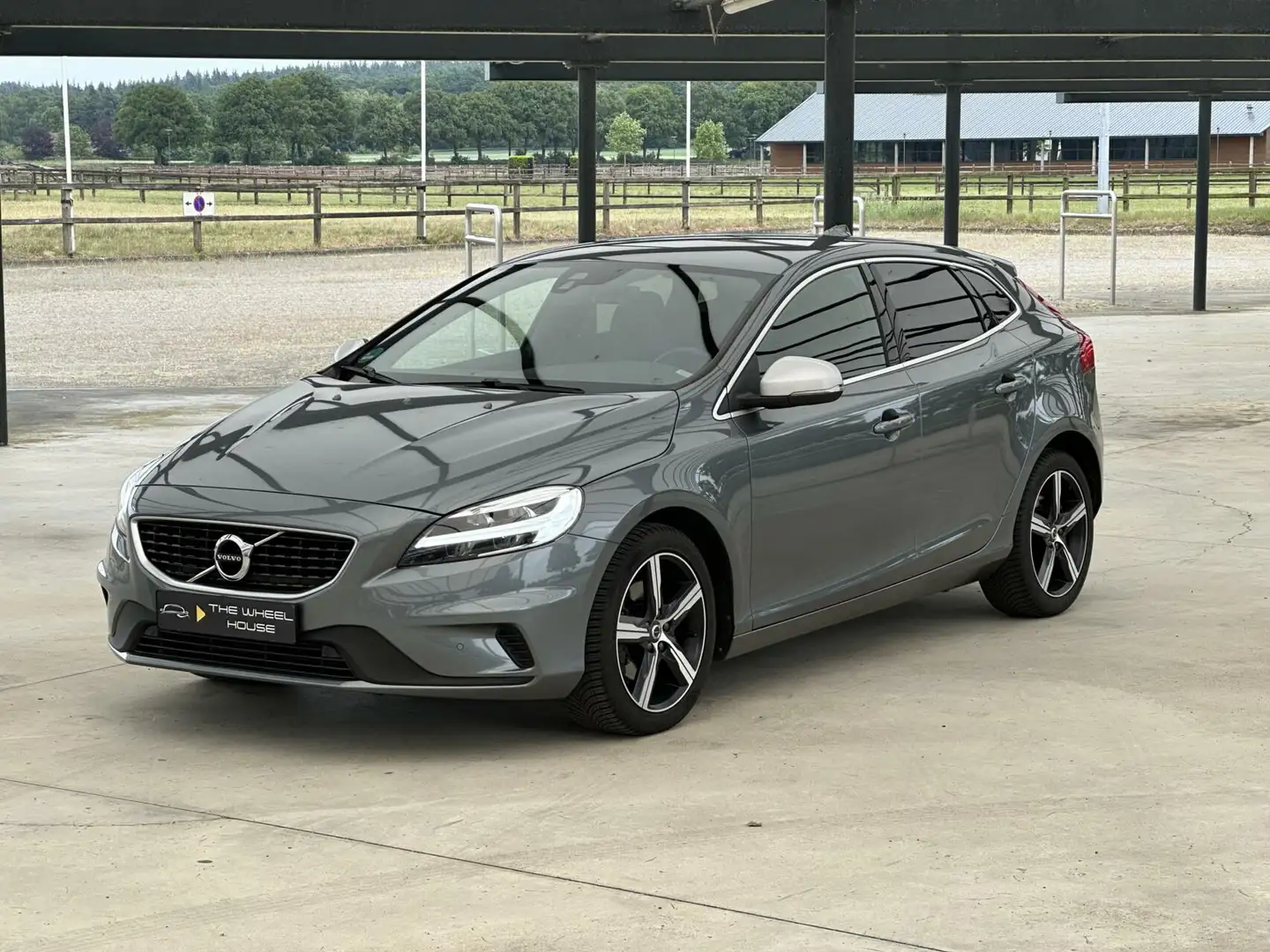 Volvo V40 2.0 T2 R-Design TREKHAAK/CRUISE/NAVI/CAMERA/PDC Grijs - 1
