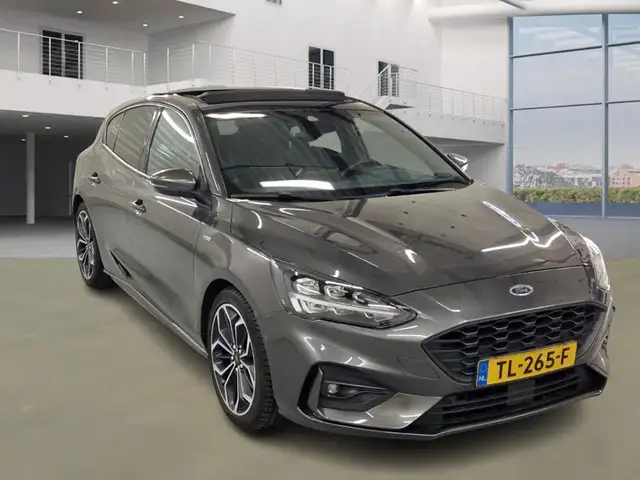 Ford Focus view 2